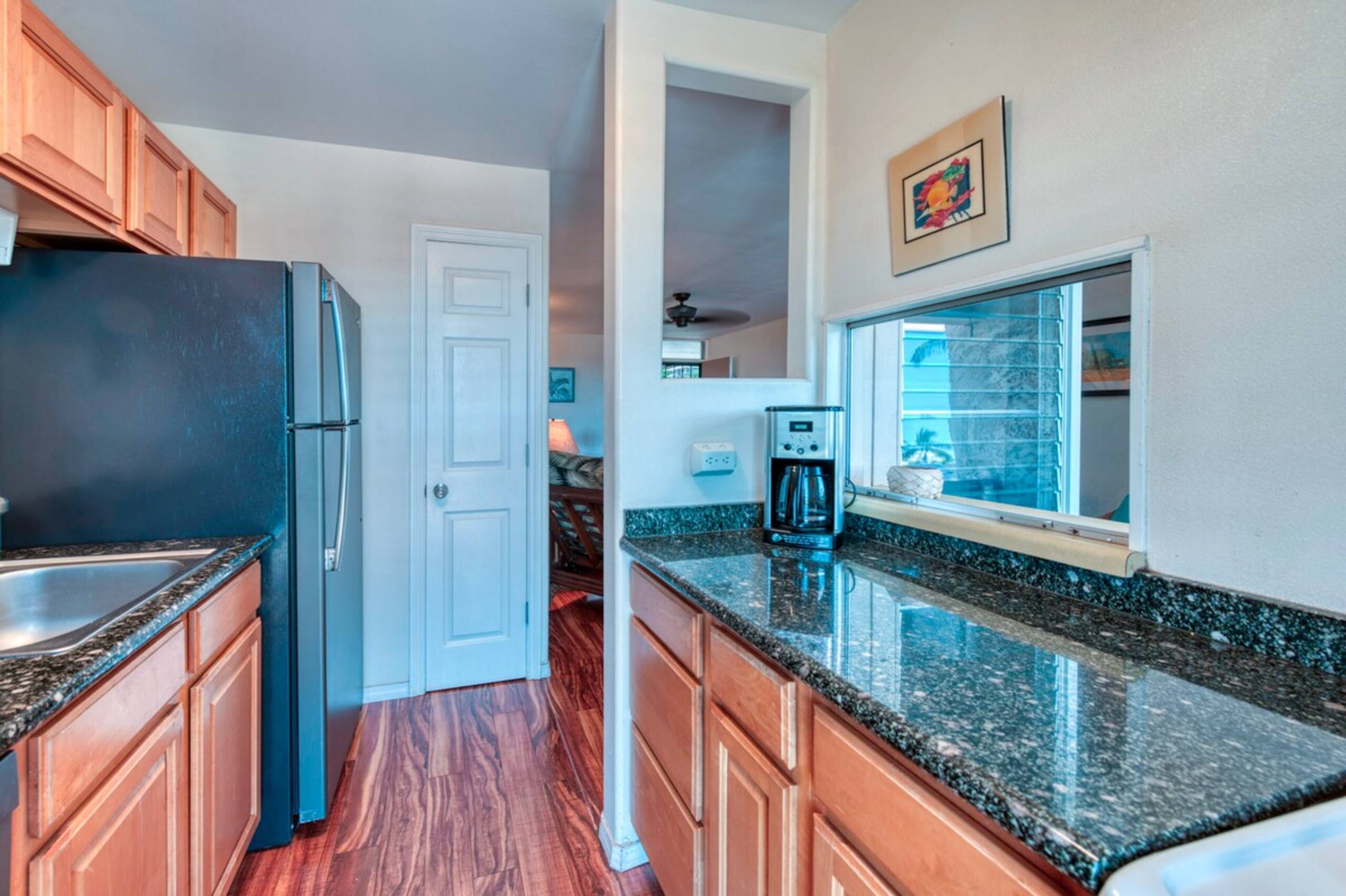 Cozy 2 Bedroom Condo with pool near beach - Photo 6