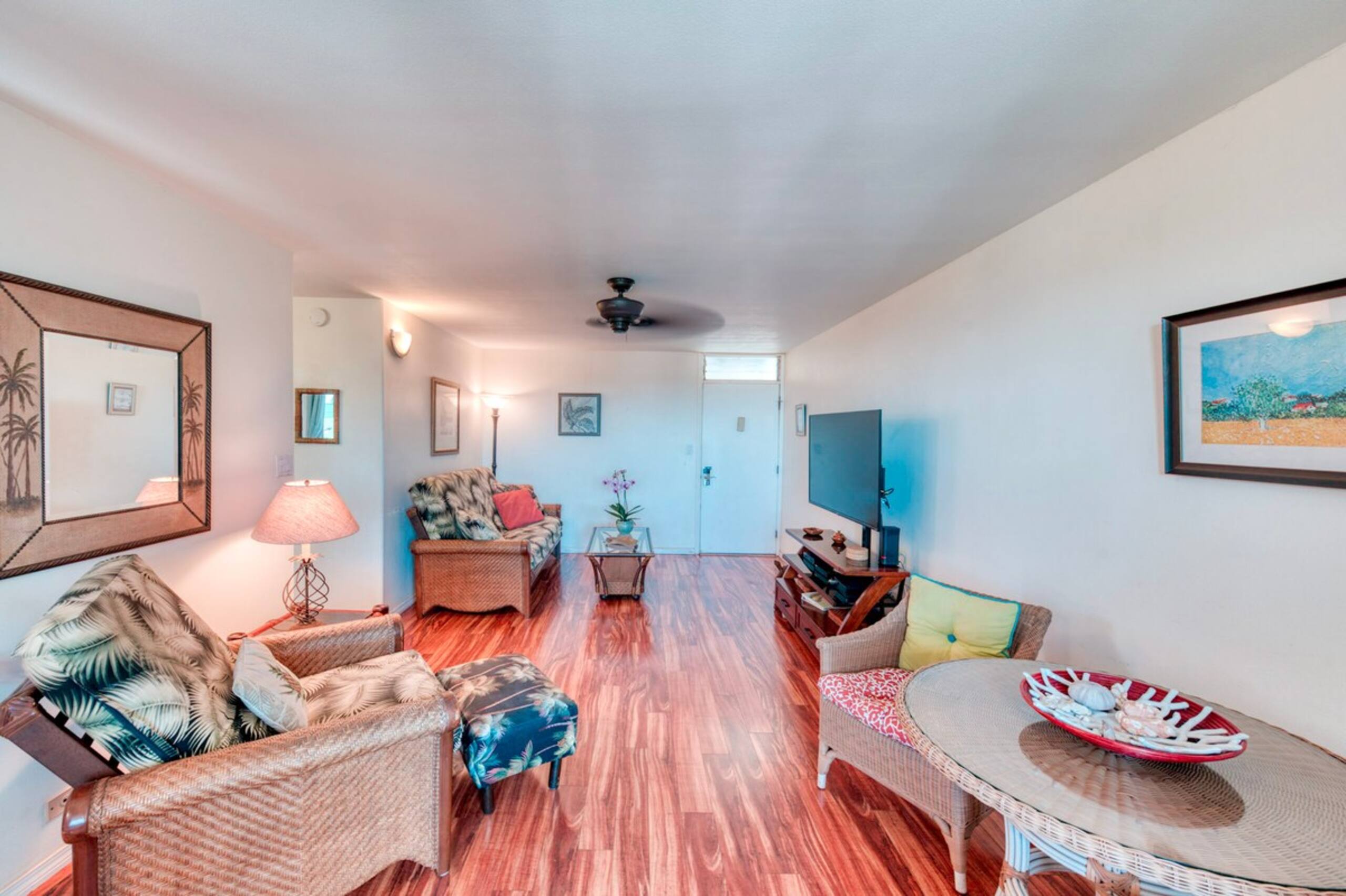Cozy 2 Bedroom Condo with pool near beach - Photo 3