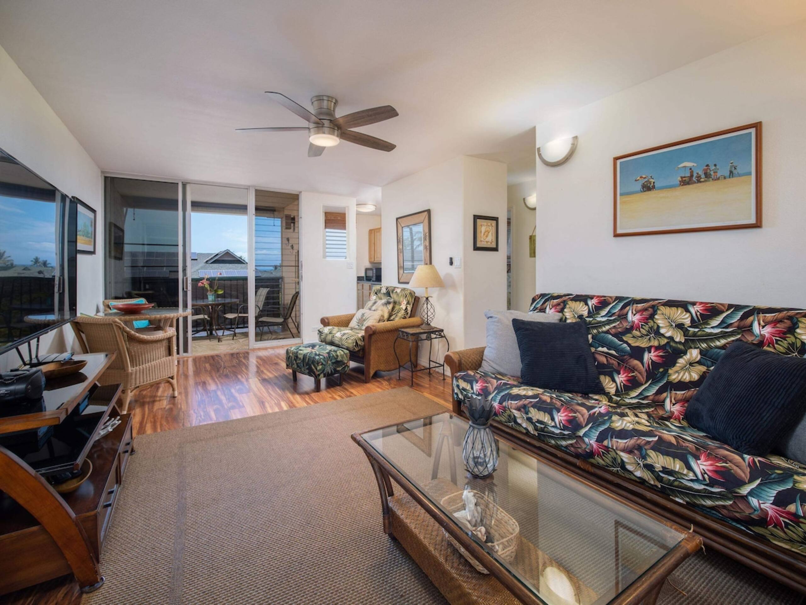 Cozy 2 Bedroom Condo with pool near beach - Photo 4