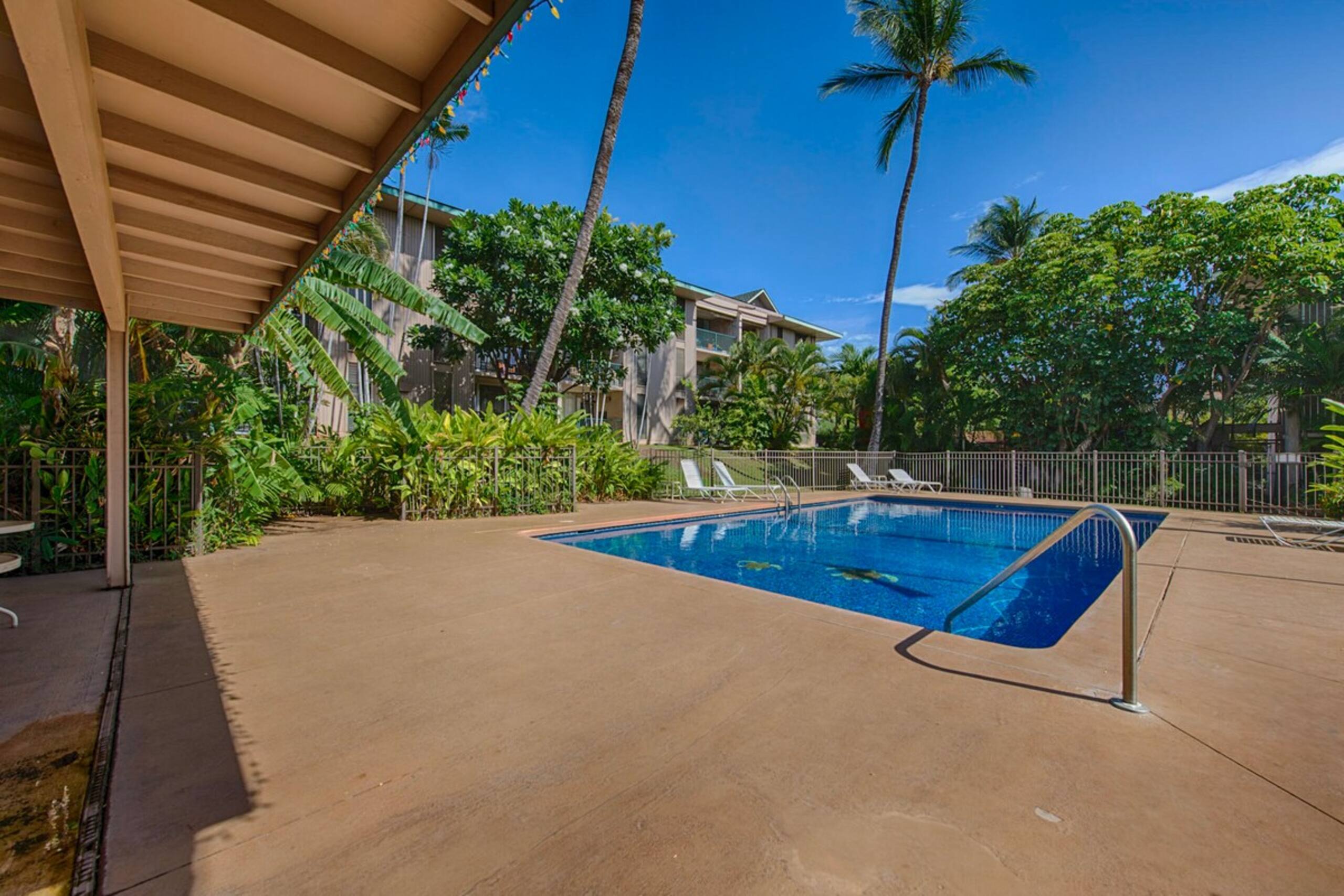 Cozy 2 Bedroom Condo with pool near beach - Photo 24