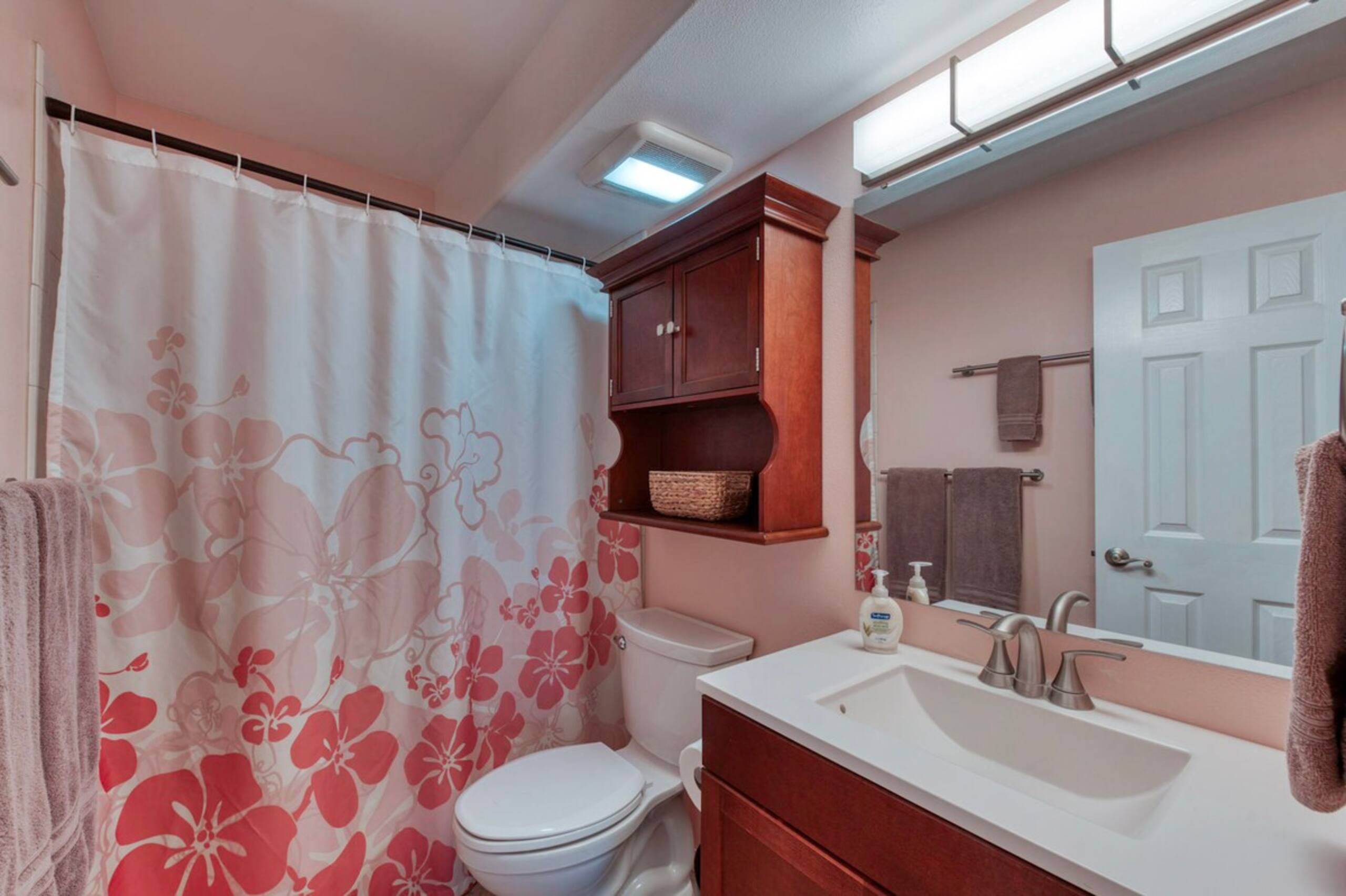 Cozy 2 Bedroom Condo with pool near beach - Photo 14