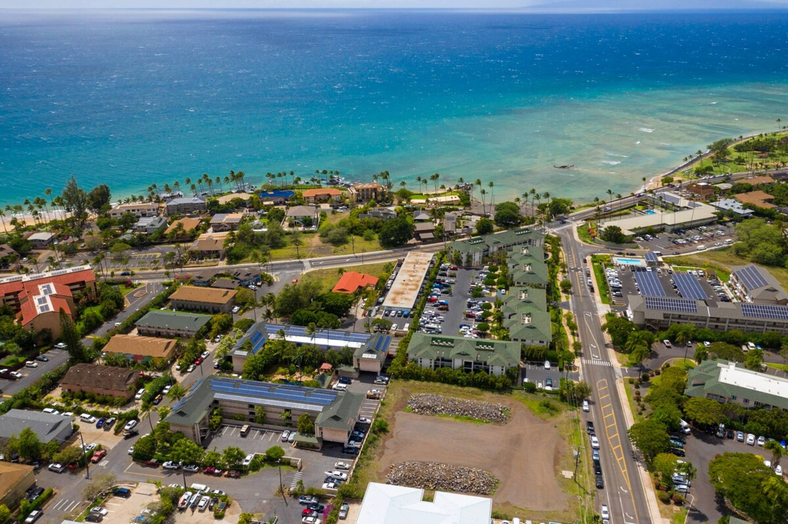 Cozy 2 Bedroom Condo with pool near beach - Photo 16