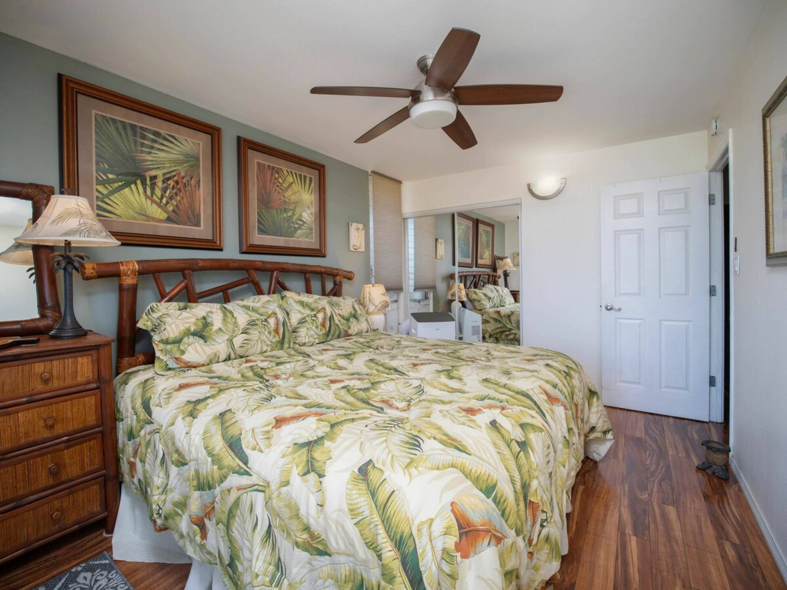 Cozy 2 Bedroom Condo with pool near beach - Photo 8