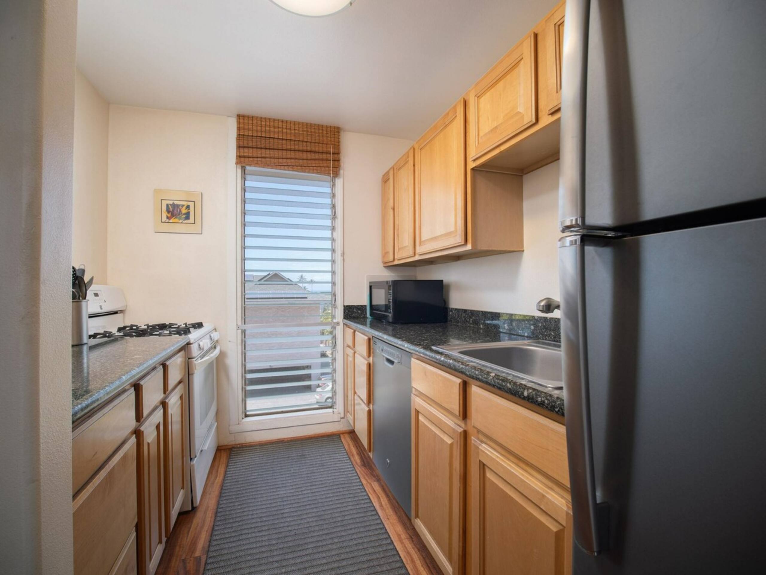 Cozy 2 Bedroom Condo with pool near beach - Photo 5