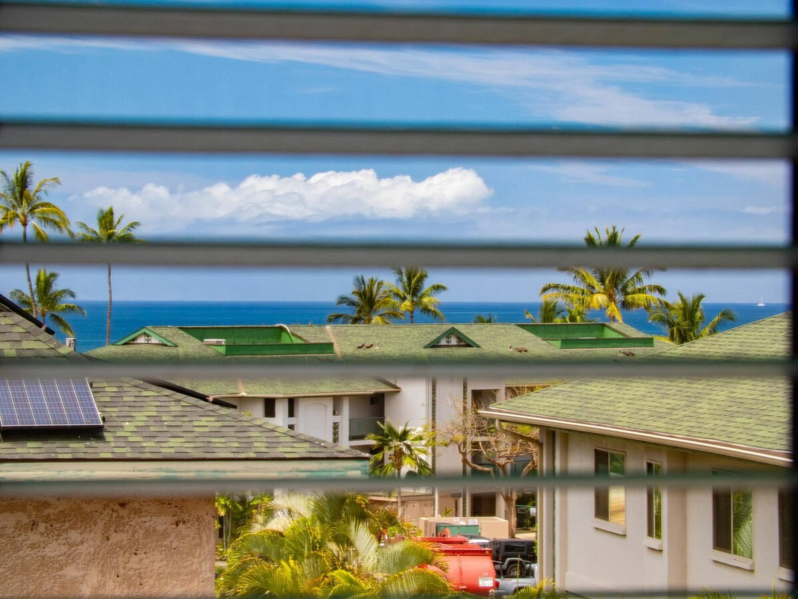 Cozy 2 Bedroom Condo with pool near beach - Photo 7