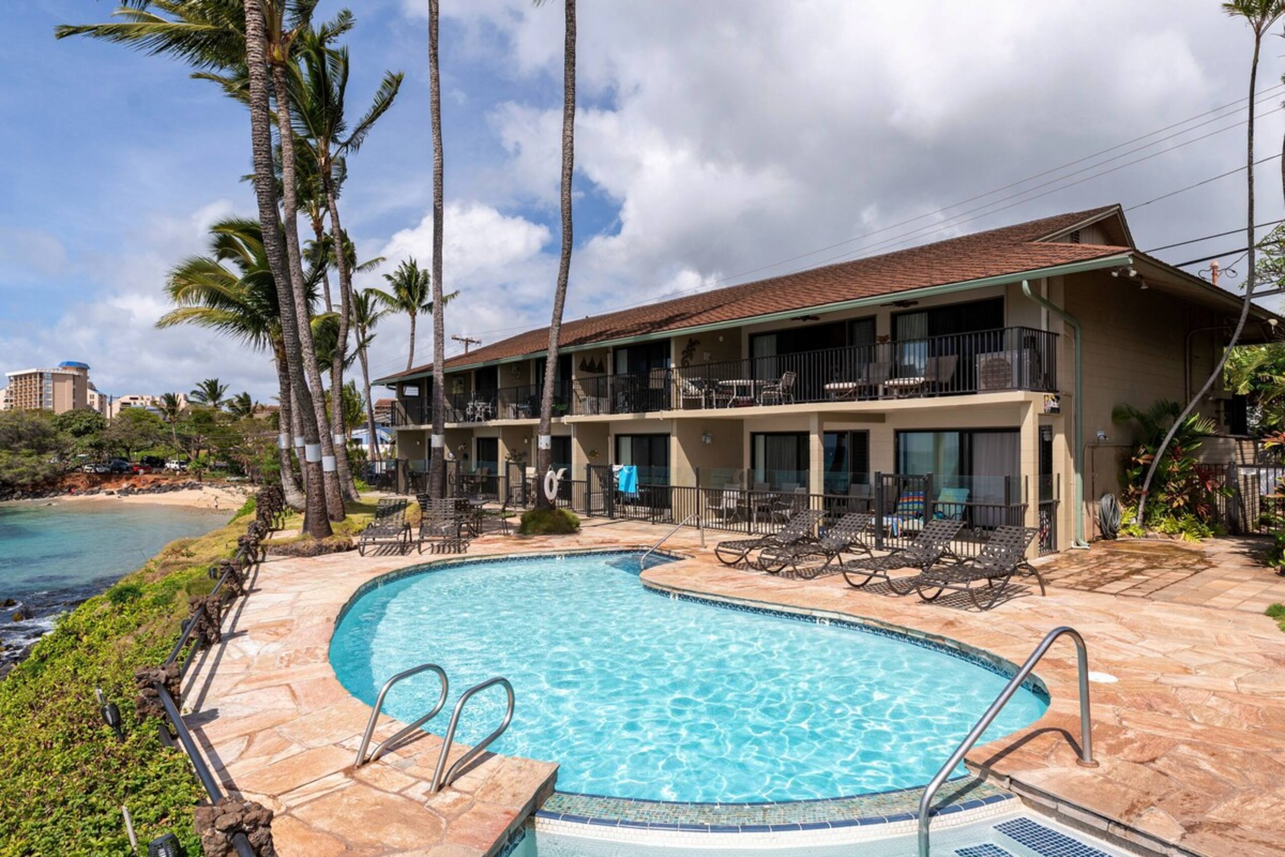 180* Oceanfront View w/ AC!  Remodel+2Pools+Clean - Photo 9