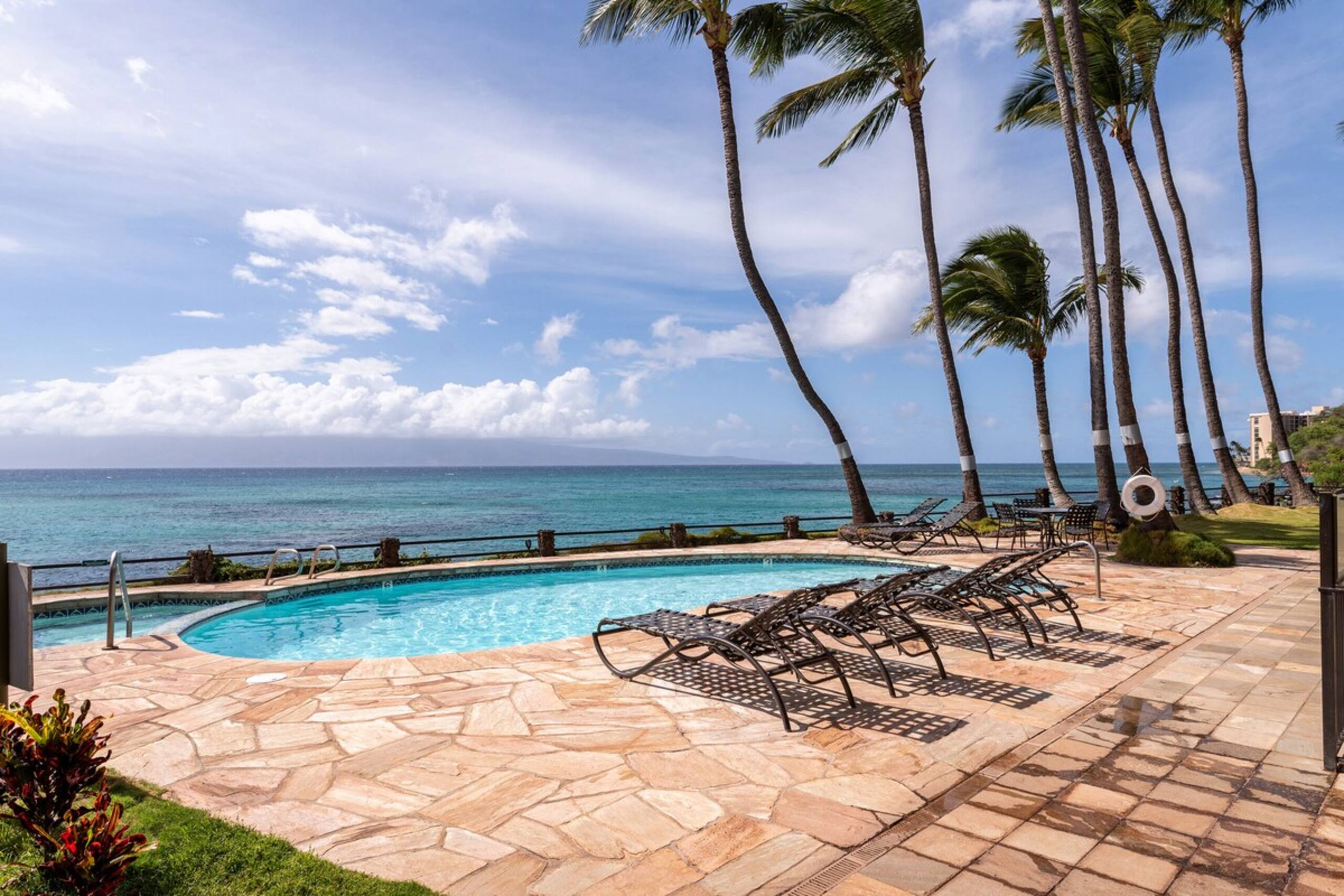 180* Oceanfront View w/ AC!  Remodel+2Pools+Clean - Photo 8