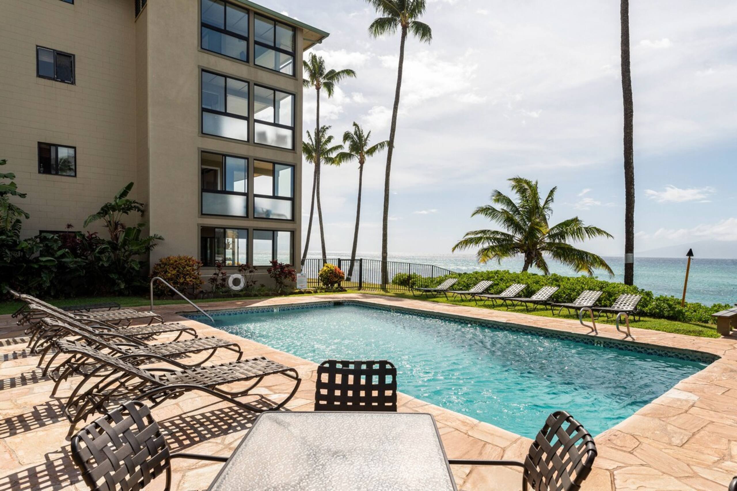 180* Oceanfront View w/ AC!  Remodel+2Pools+Clean - Photo 19