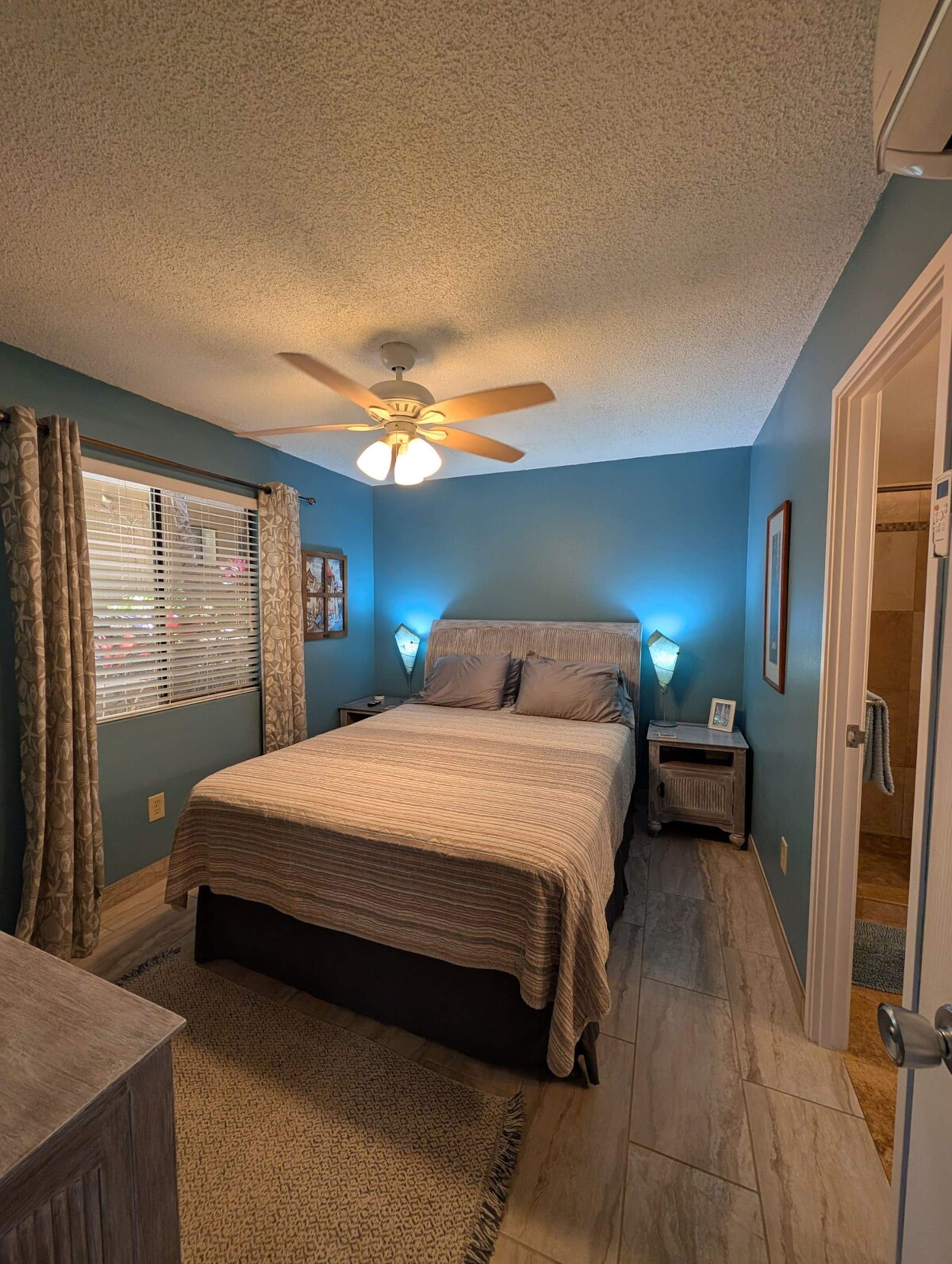 3 Bed 3 Bath condo 1/2 block Beach - Photo 2