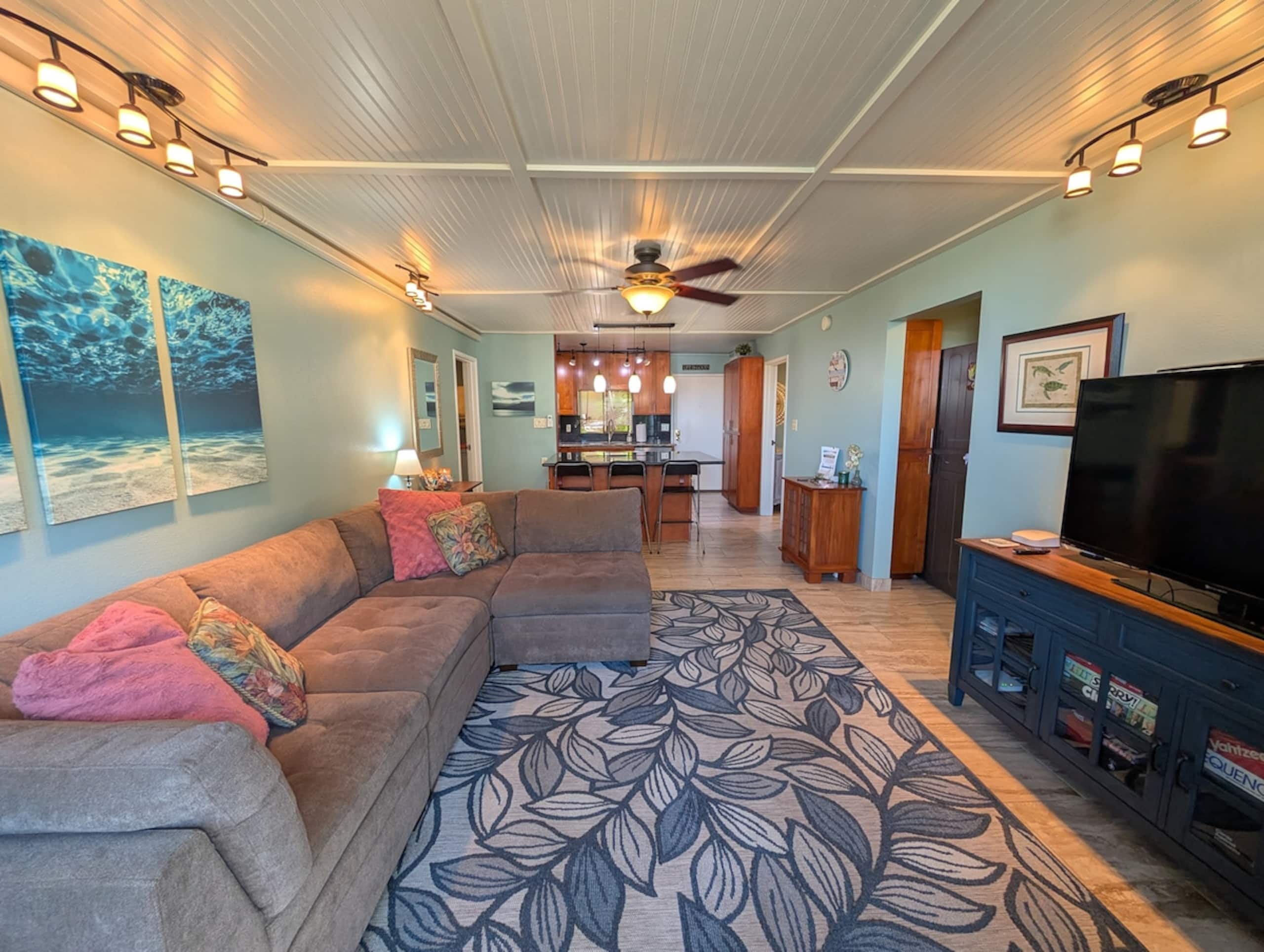 3 Bed 3 Bath condo 1/2 block Beach - Photo 3