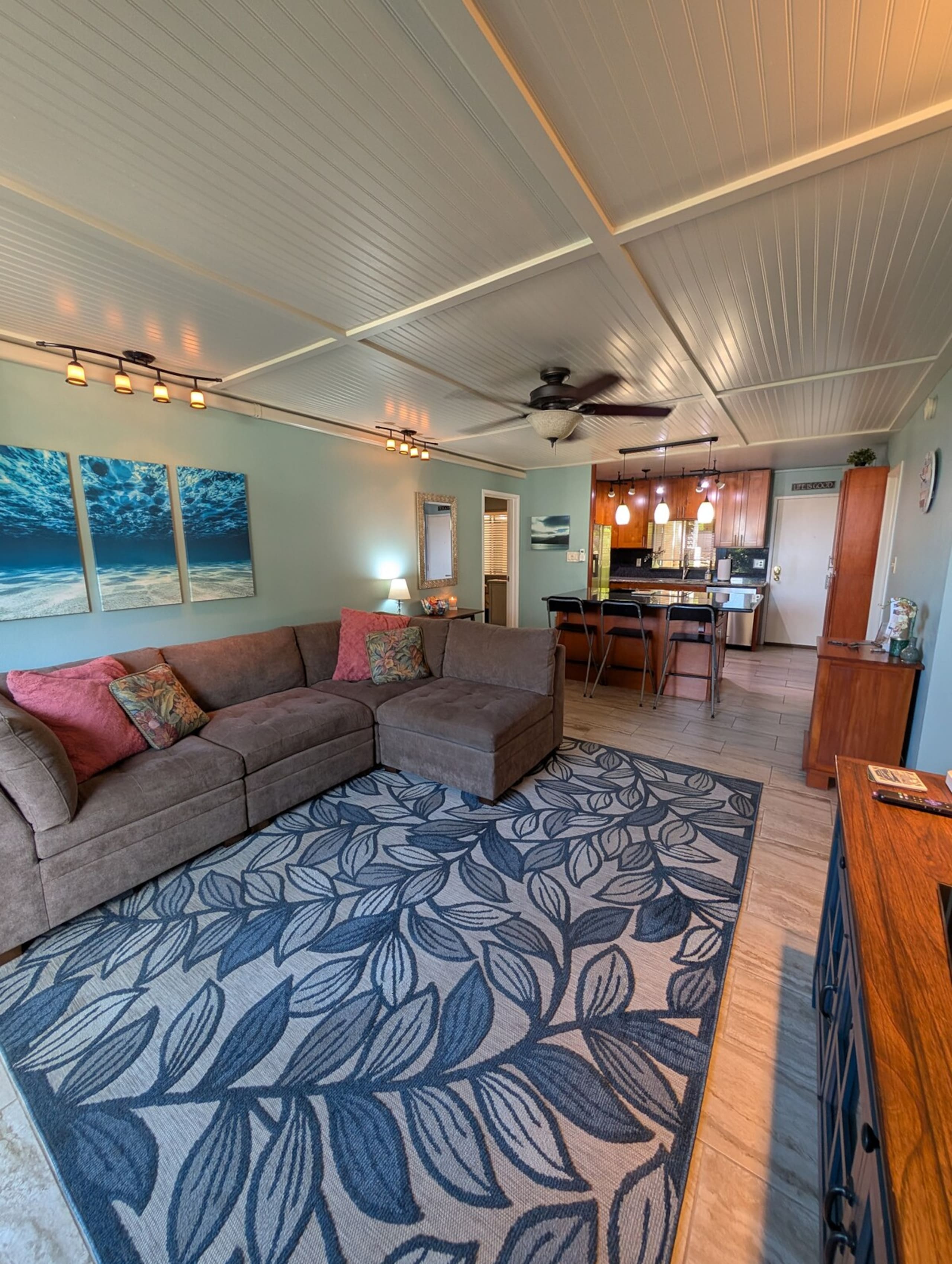 3 Bed 3 Bath condo 1/2 block Beach - Photo 4
