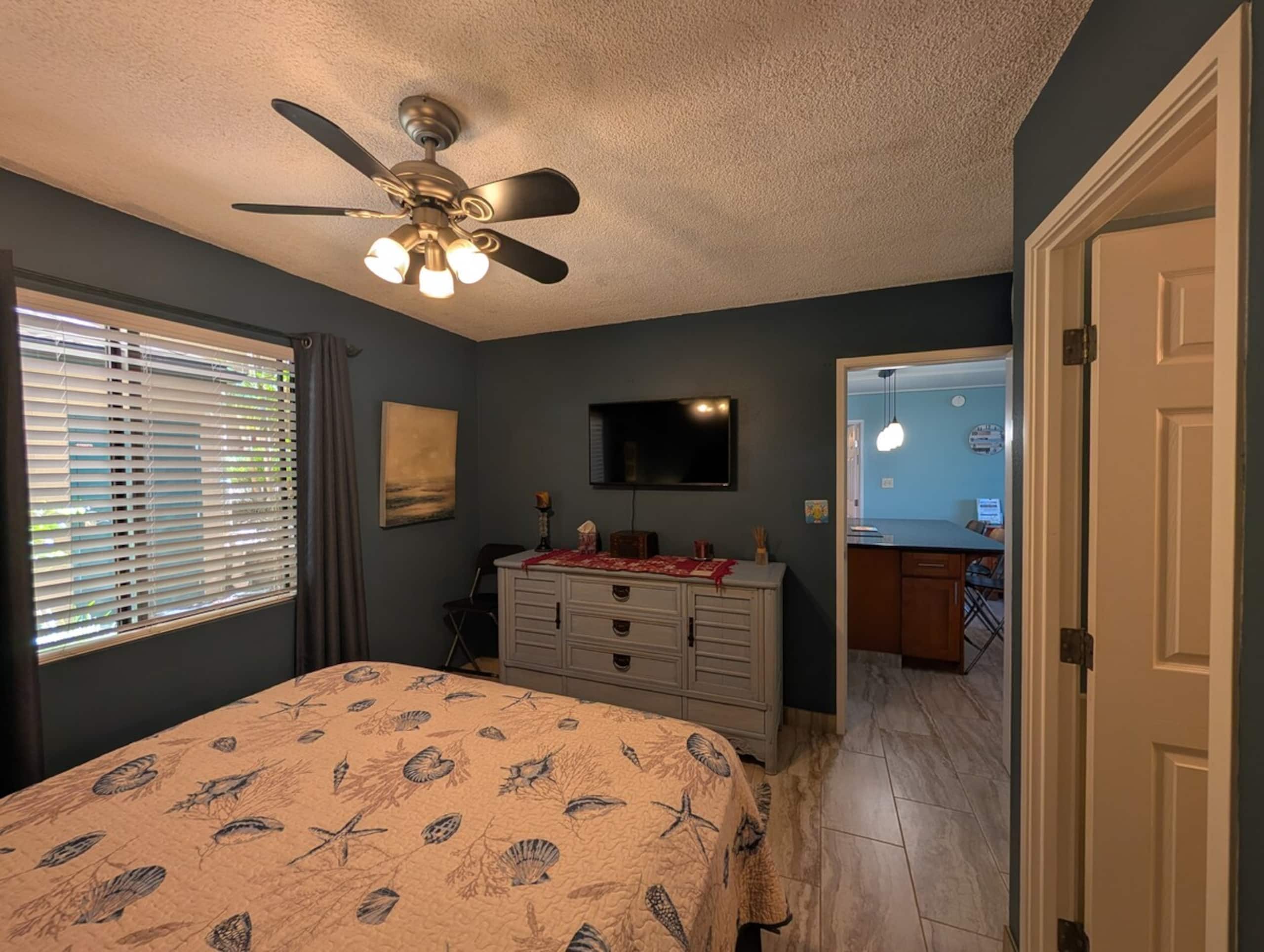 3 Bed 3 Bath condo 1/2 block Beach - Photo 26
