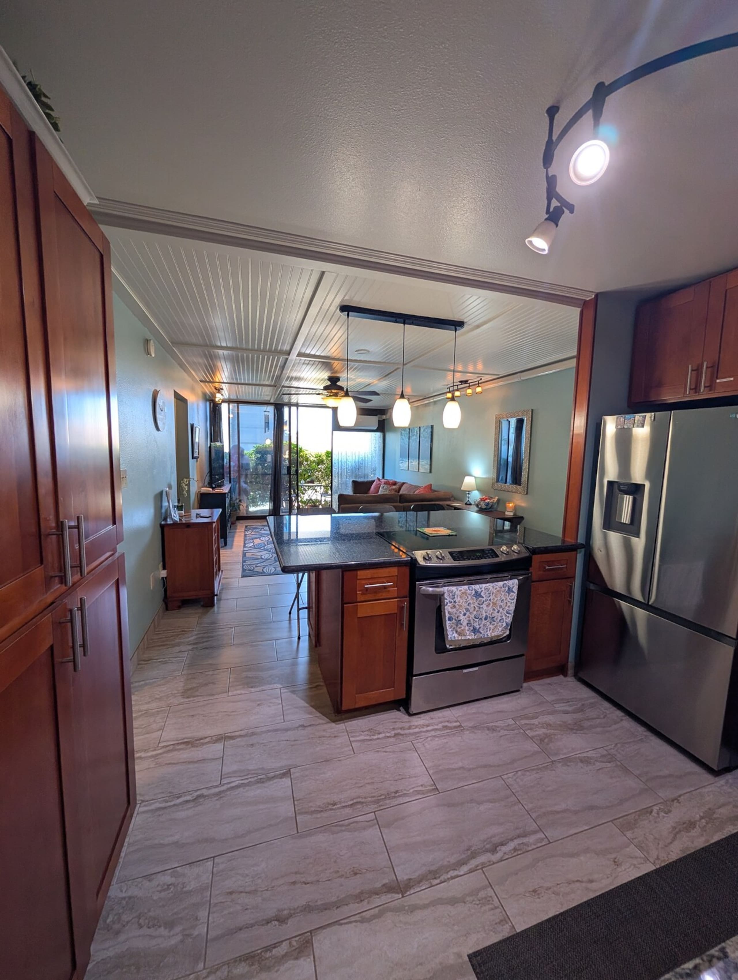 3 Bed 3 Bath condo 1/2 block Beach - Photo 10