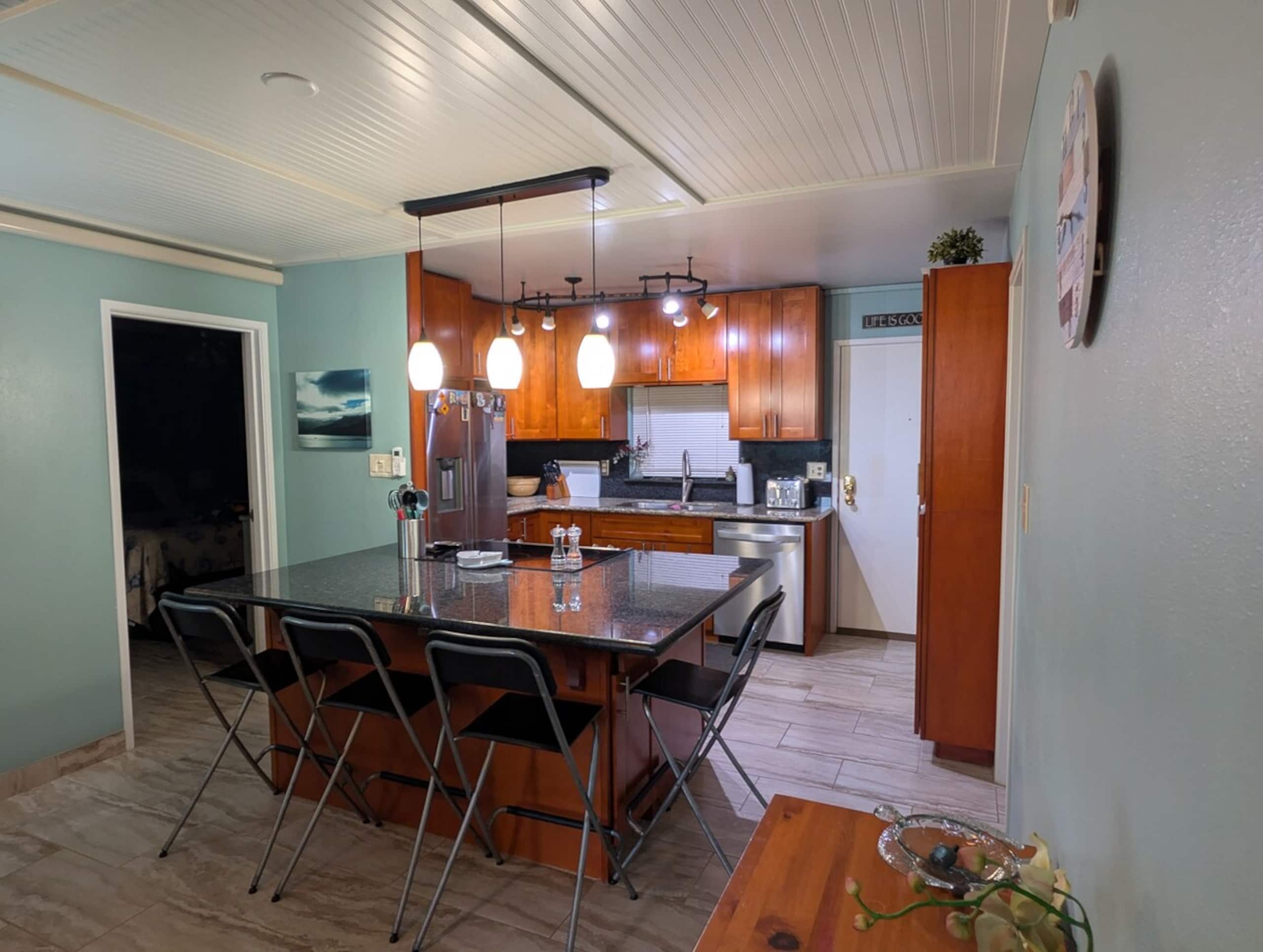 3 Bed 3 Bath condo 1/2 block Beach - Photo 19