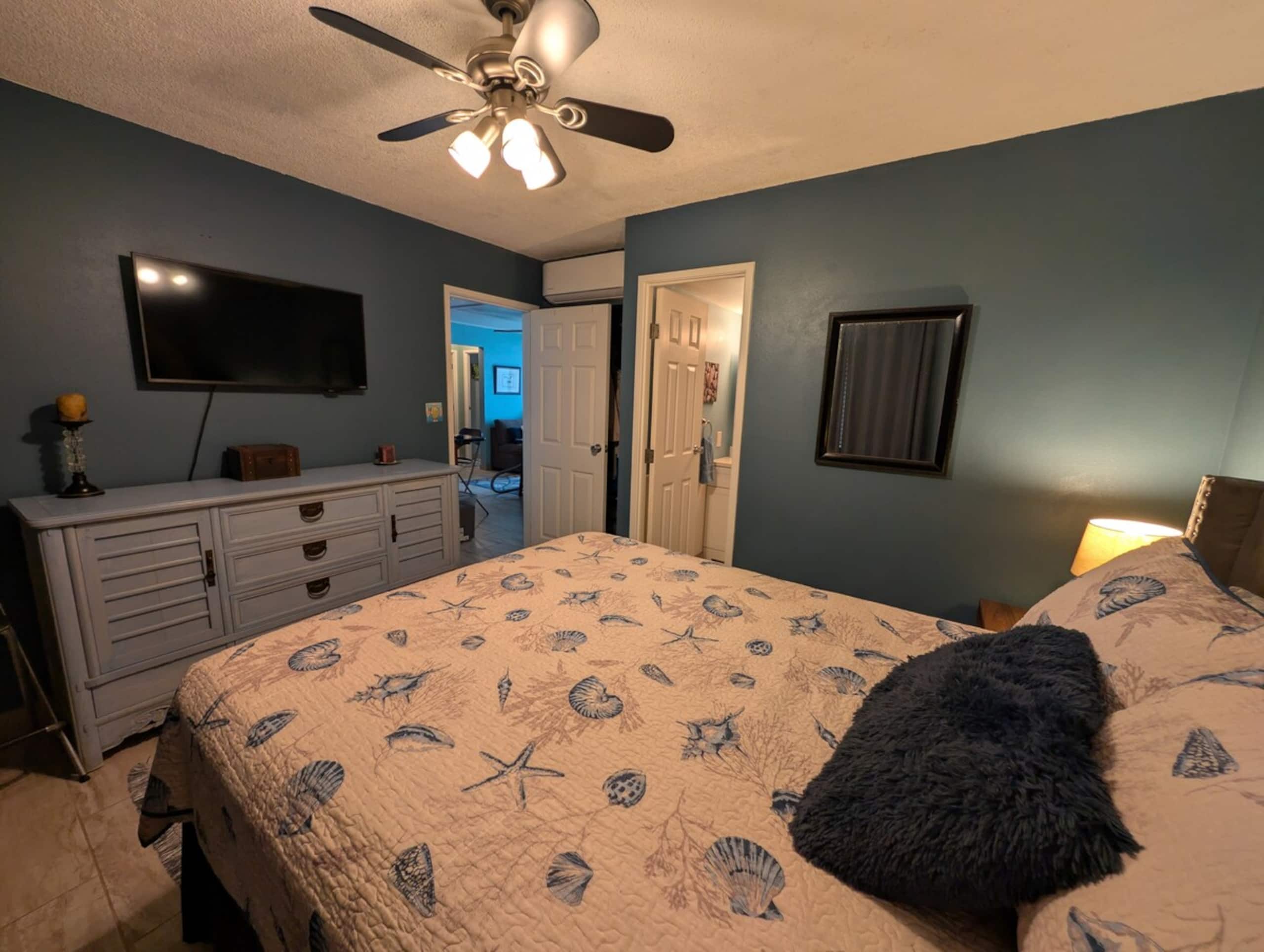 3 Bed 3 Bath condo 1/2 block Beach - Photo 29