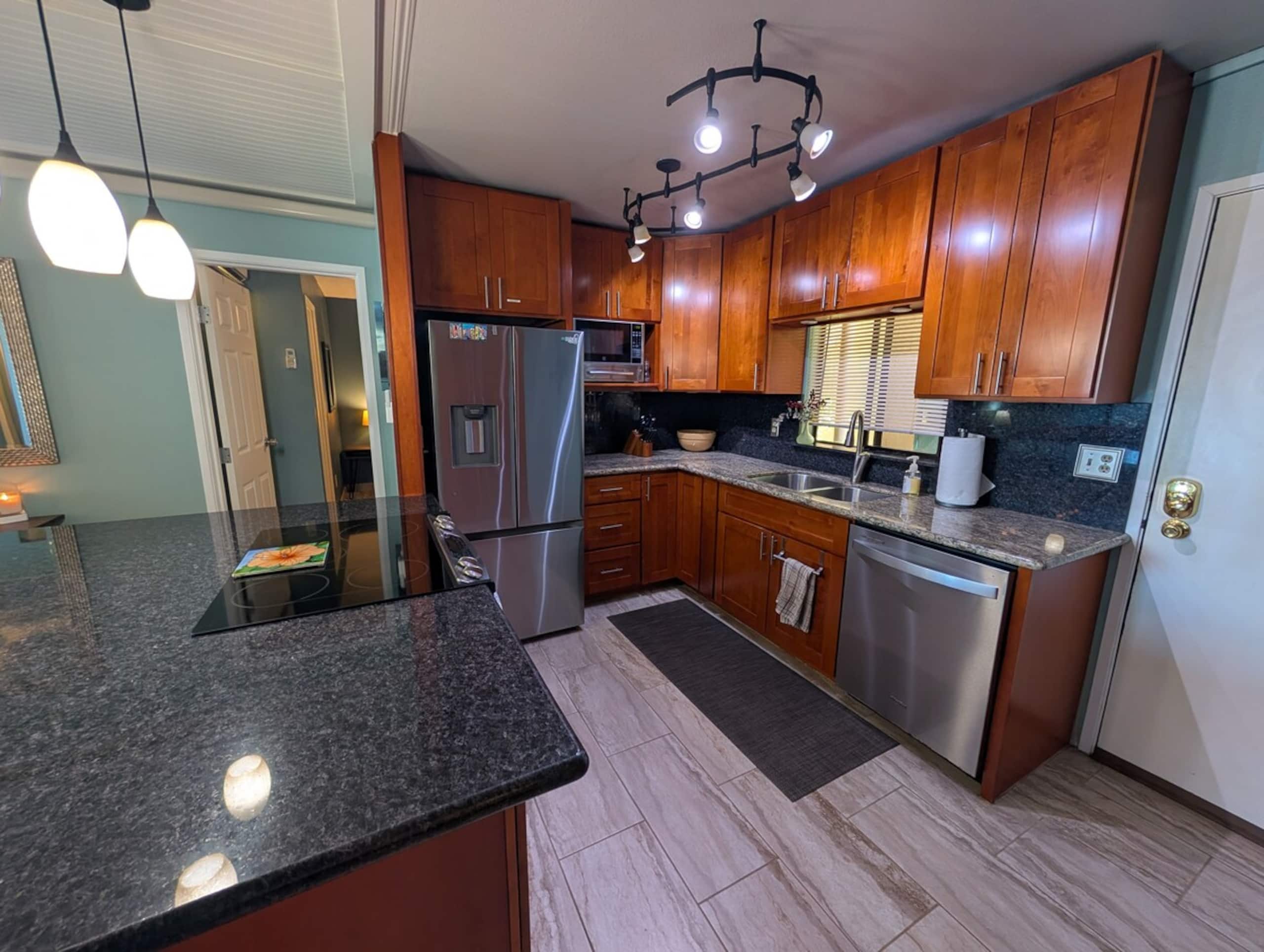 3 Bed 3 Bath condo 1/2 block Beach - Photo 8