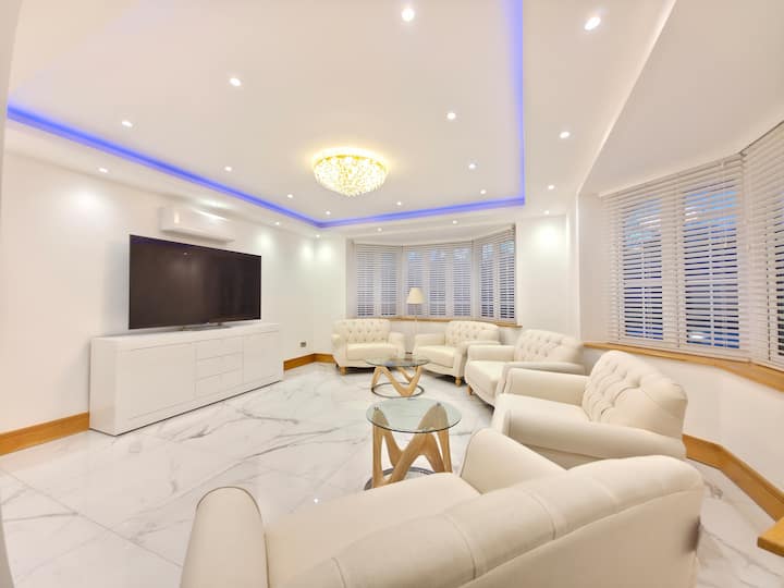 Luxury Grand Estate & Private Woods, Fully Aircon - Redhill