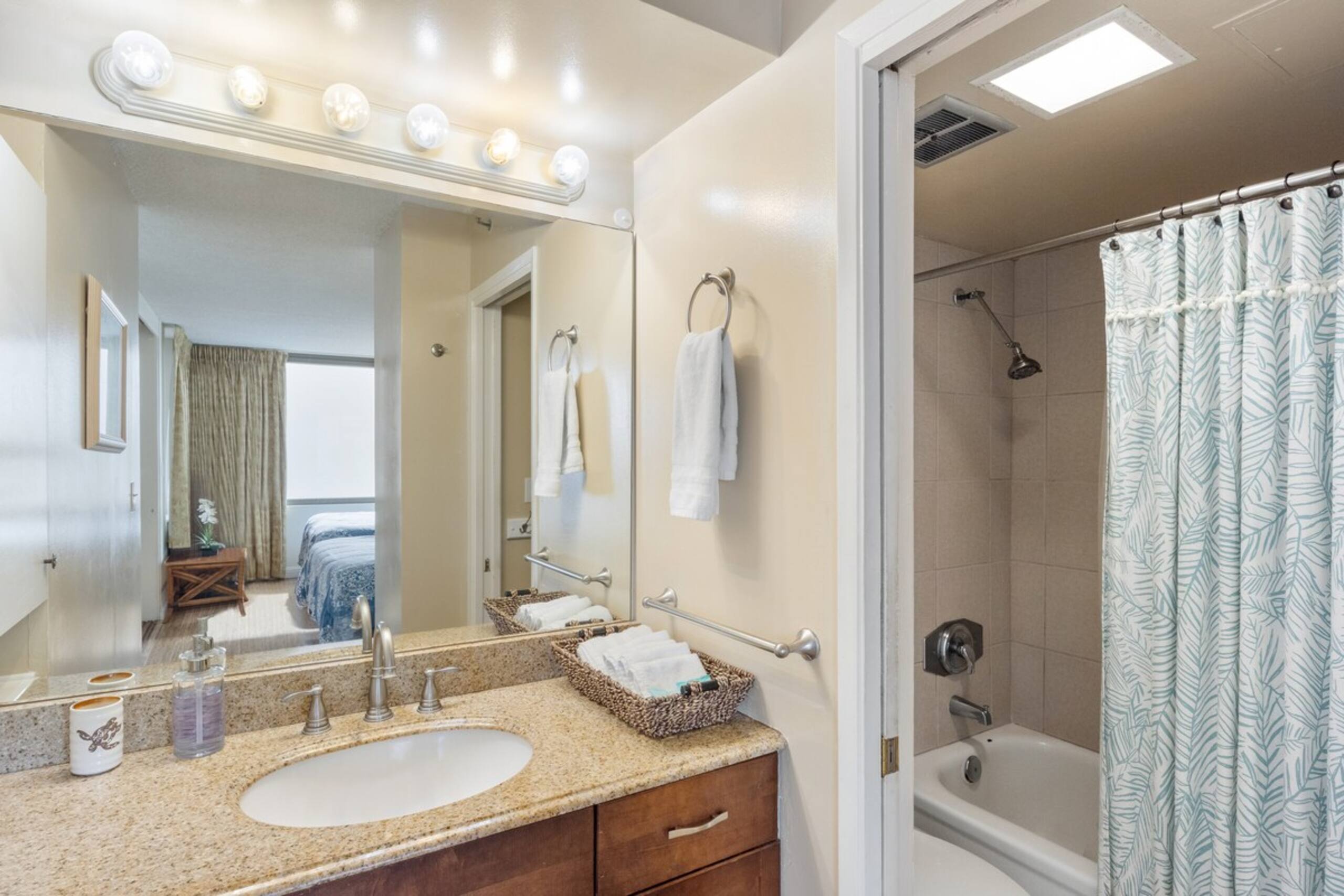 Waikiki Ocean View 1 Bedroom Condo w/Free Parking - Photo 11