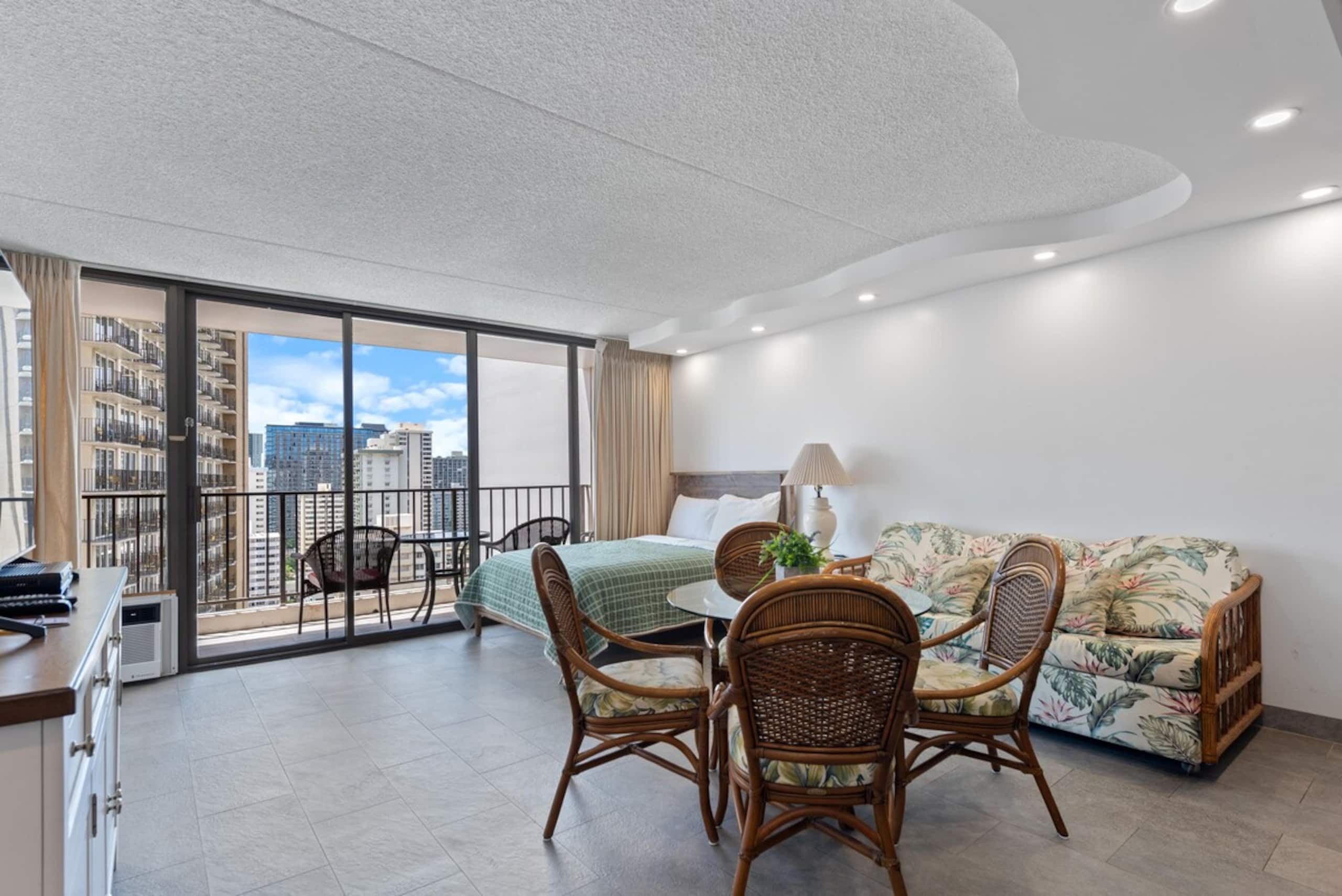OceanView Waikiki Condo 1 Block to Beach w/Parking - Photo 2