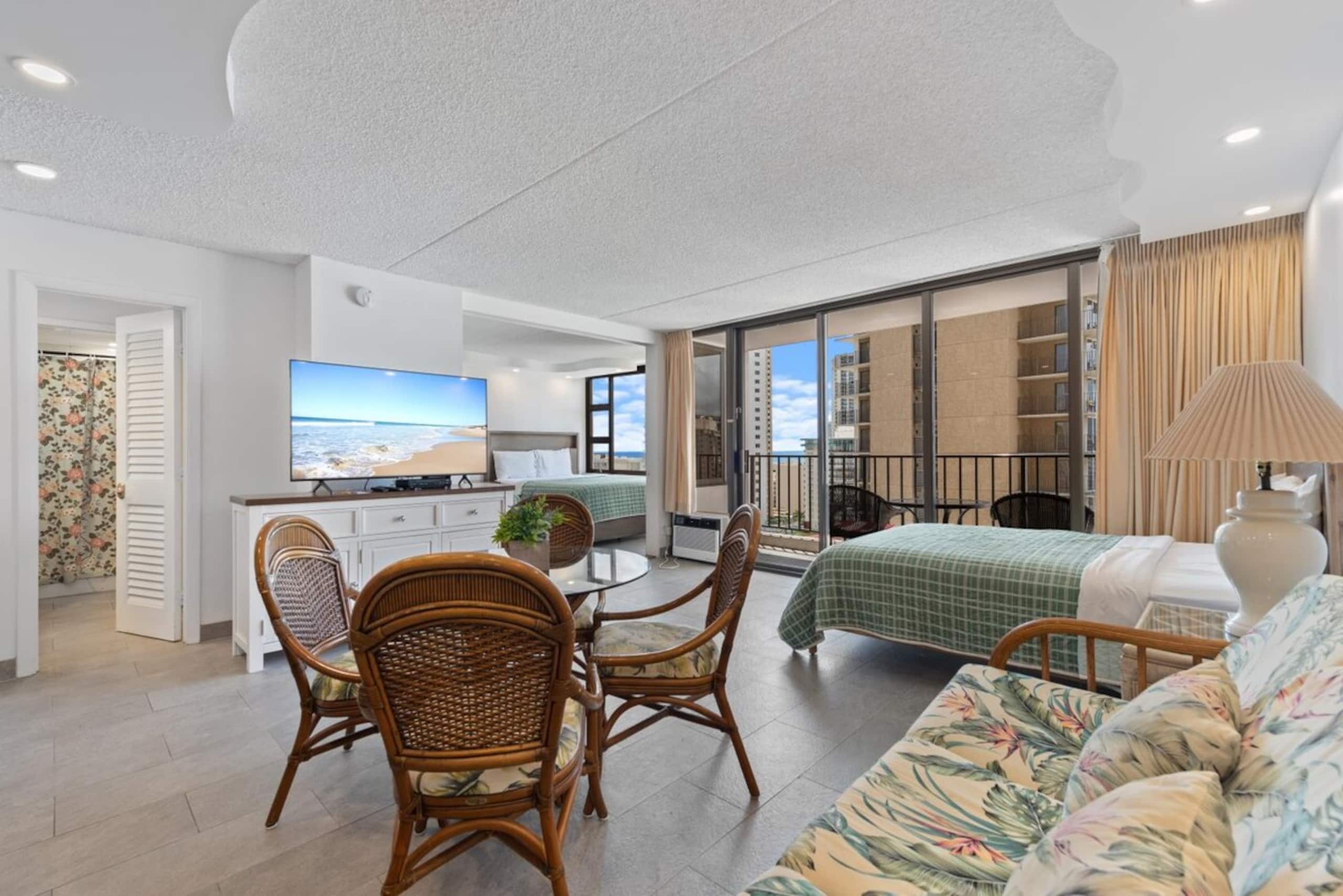 OceanView Waikiki Condo 1 Block to Beach w/Parking - Photo 4