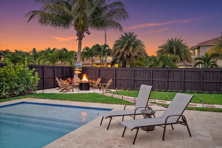 Vacation Paradise | Pool, Theatre & Fire Pit - Homestead, FL