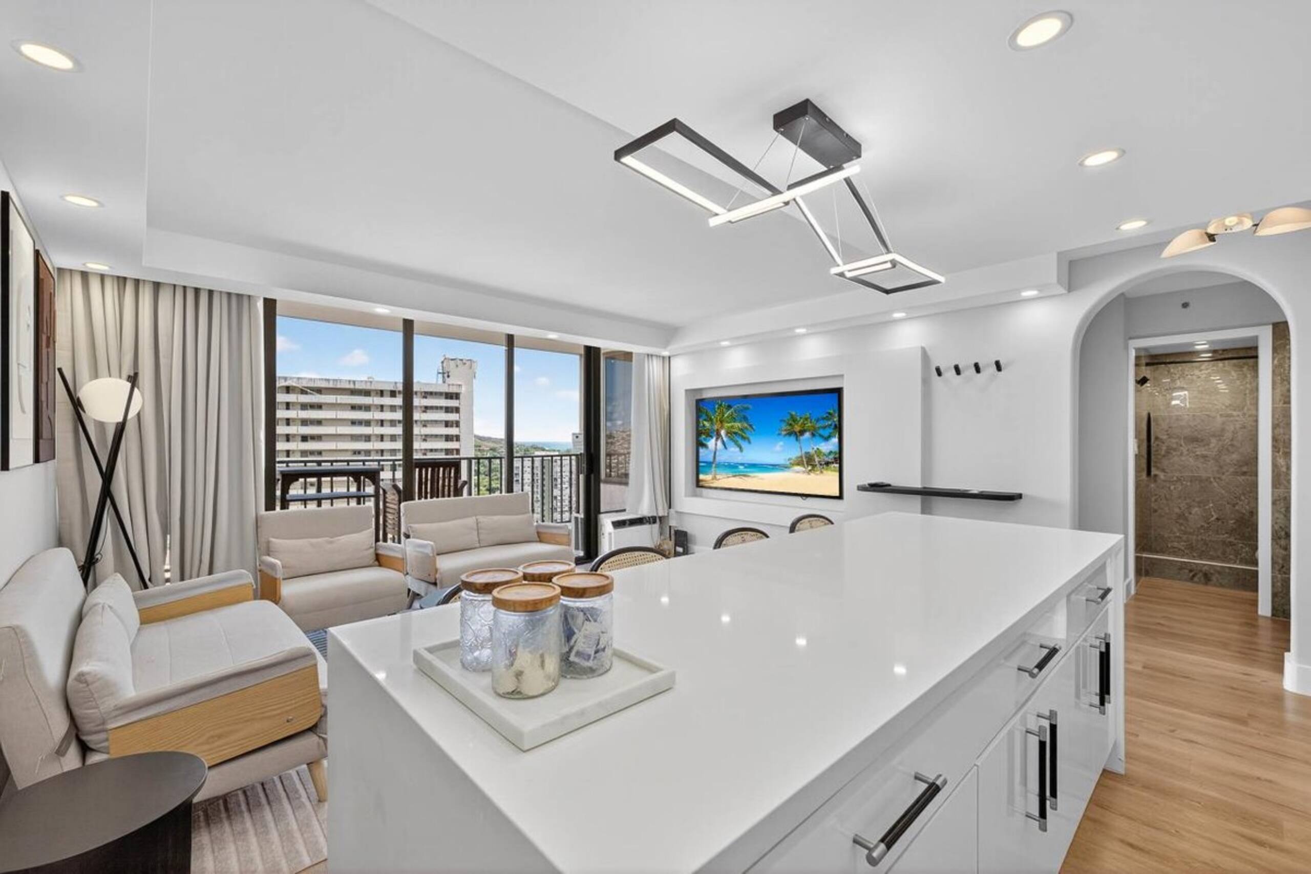 Newly Renovated Waikiki Condo w/Parking Near Beach - Photo 12