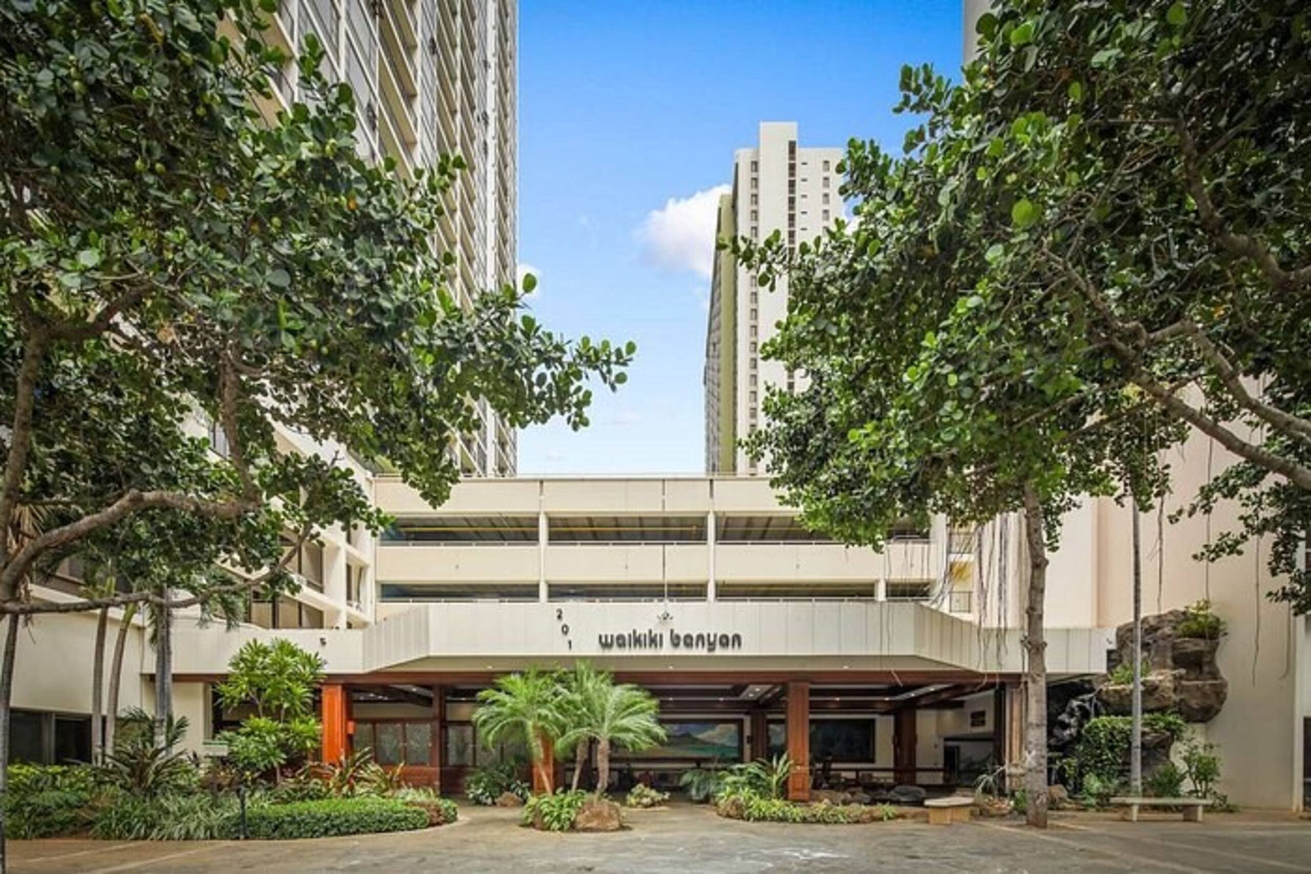 Newly Renovated Waikiki Condo w/Parking Near Beach - Photo 18