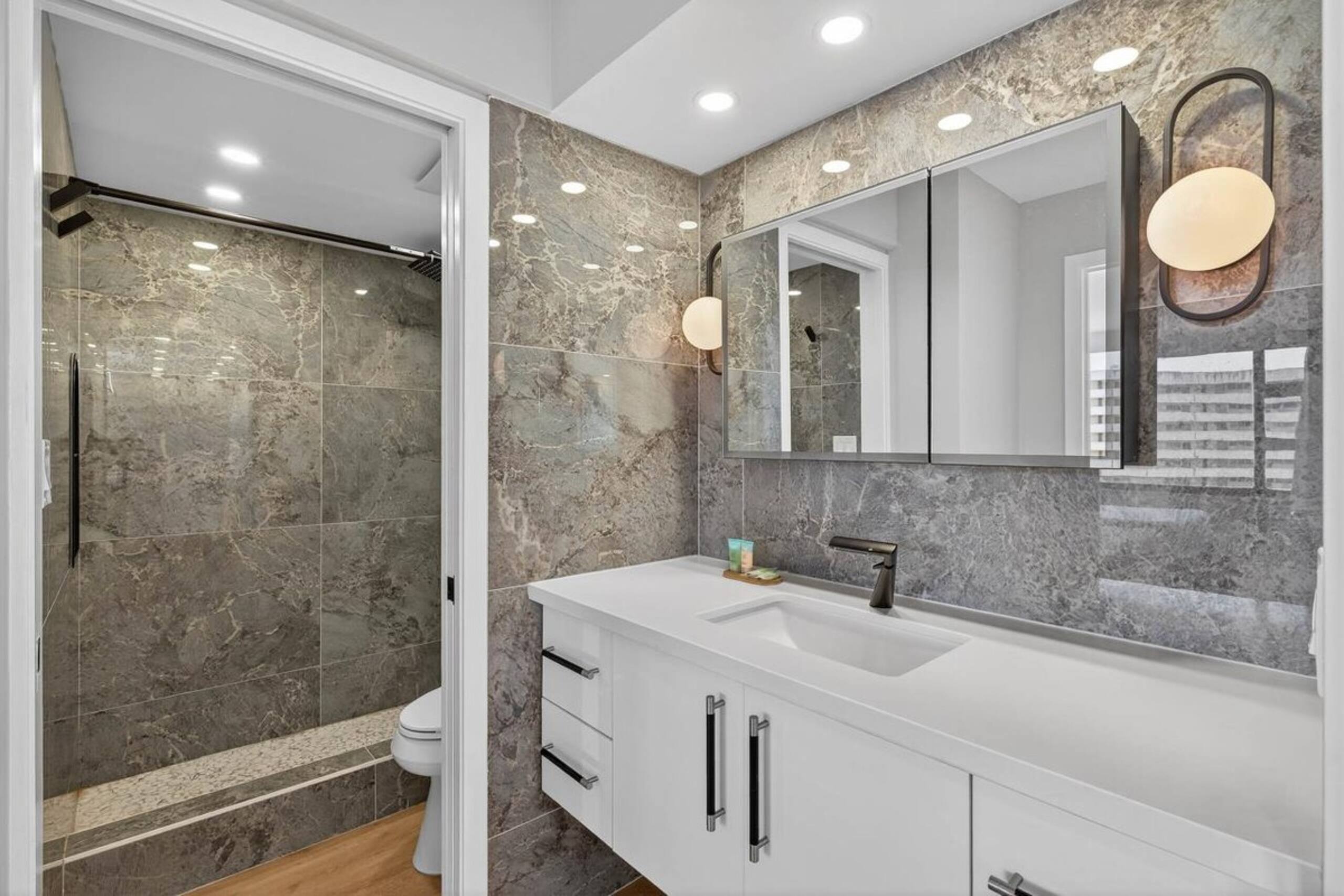 Newly Renovated Waikiki Condo w/Parking Near Beach - Photo 14
