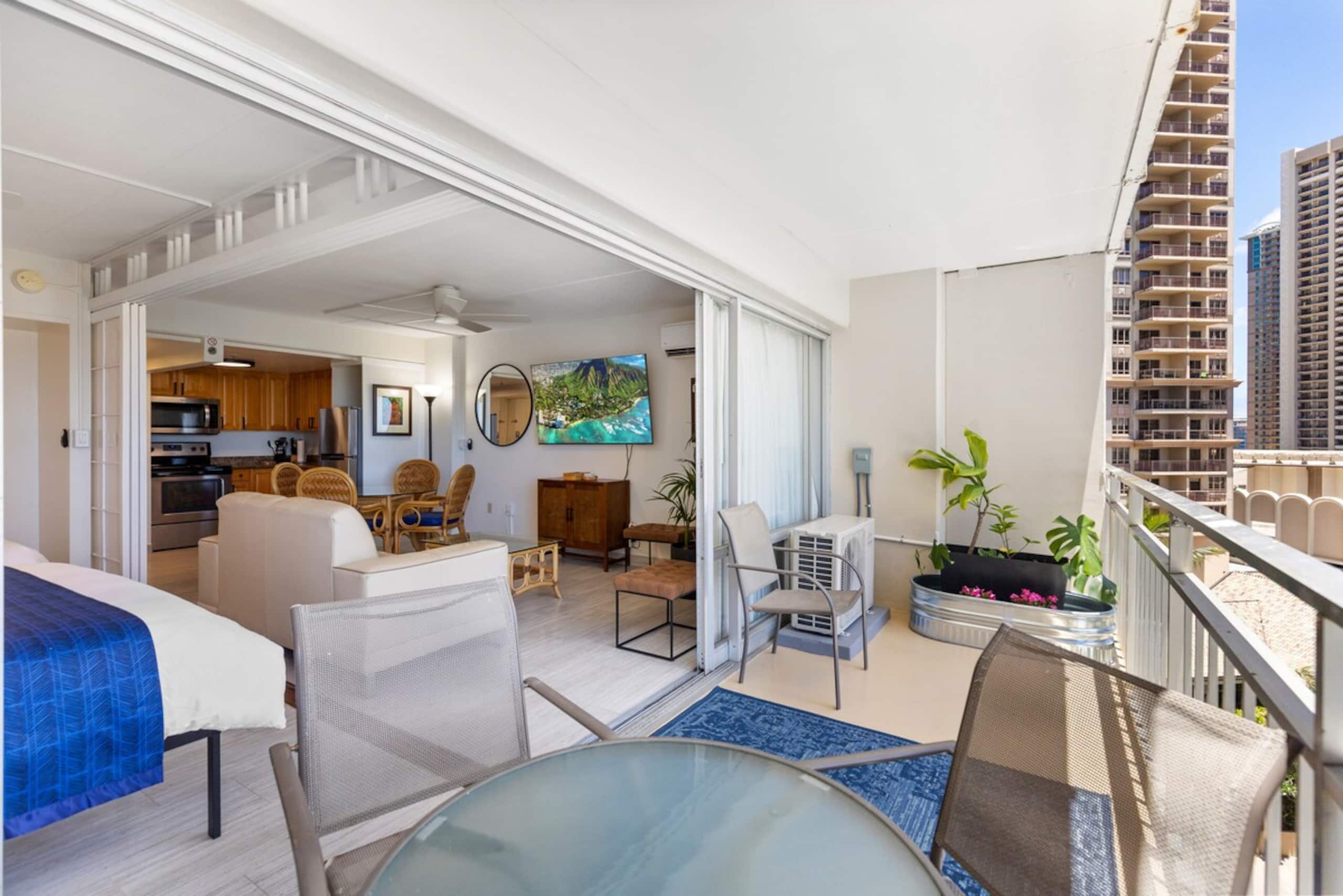 Waikiki Resort Ocean View & Fireworks Free Parking - Photo 18