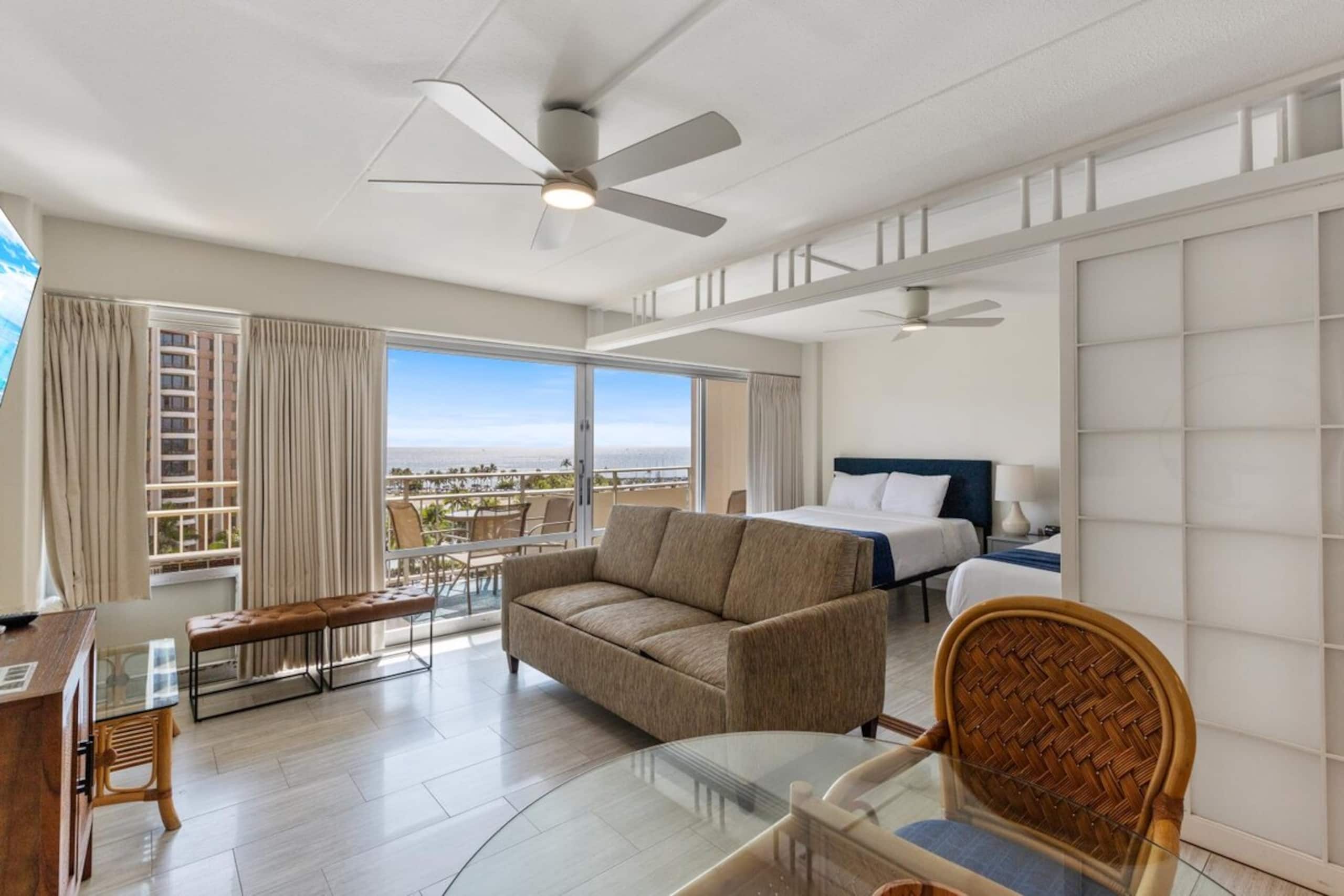Waikiki Resort Ocean View & Fireworks Free Parking - Photo 14