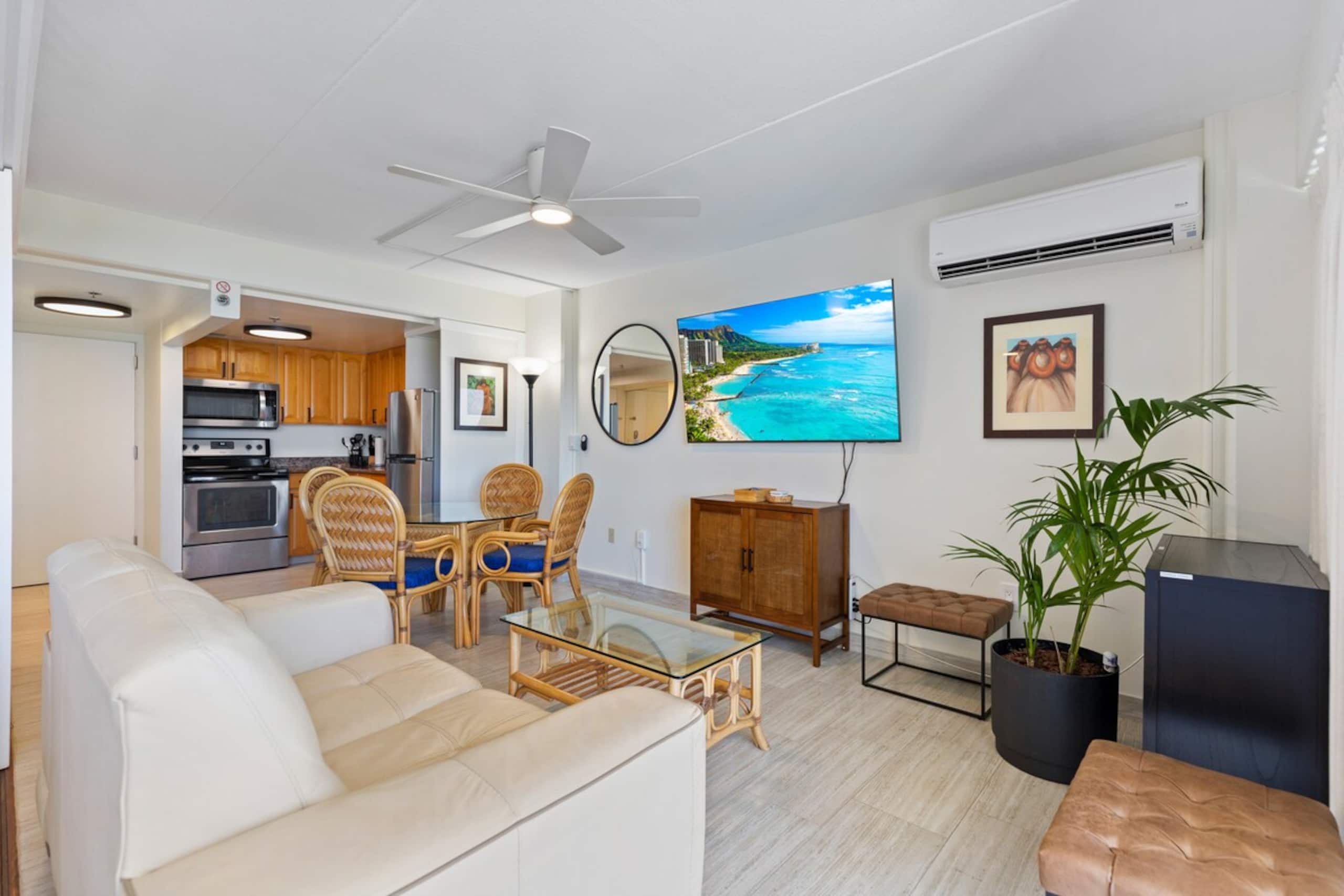 Waikiki Resort Ocean View & Fireworks Free Parking - Photo 3