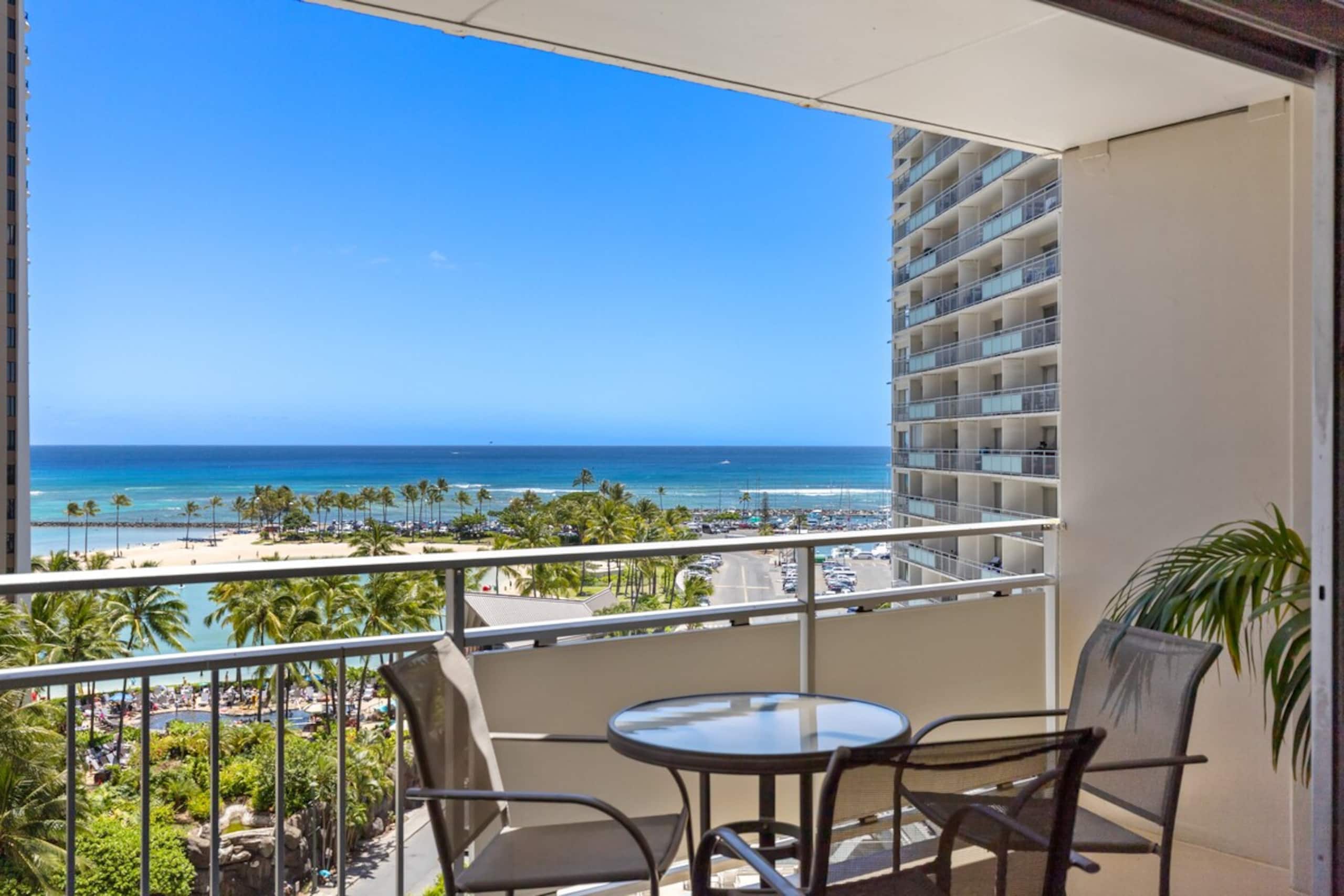 Waikiki Resort Ocean View & Fireworks Free Parking - Photo 8