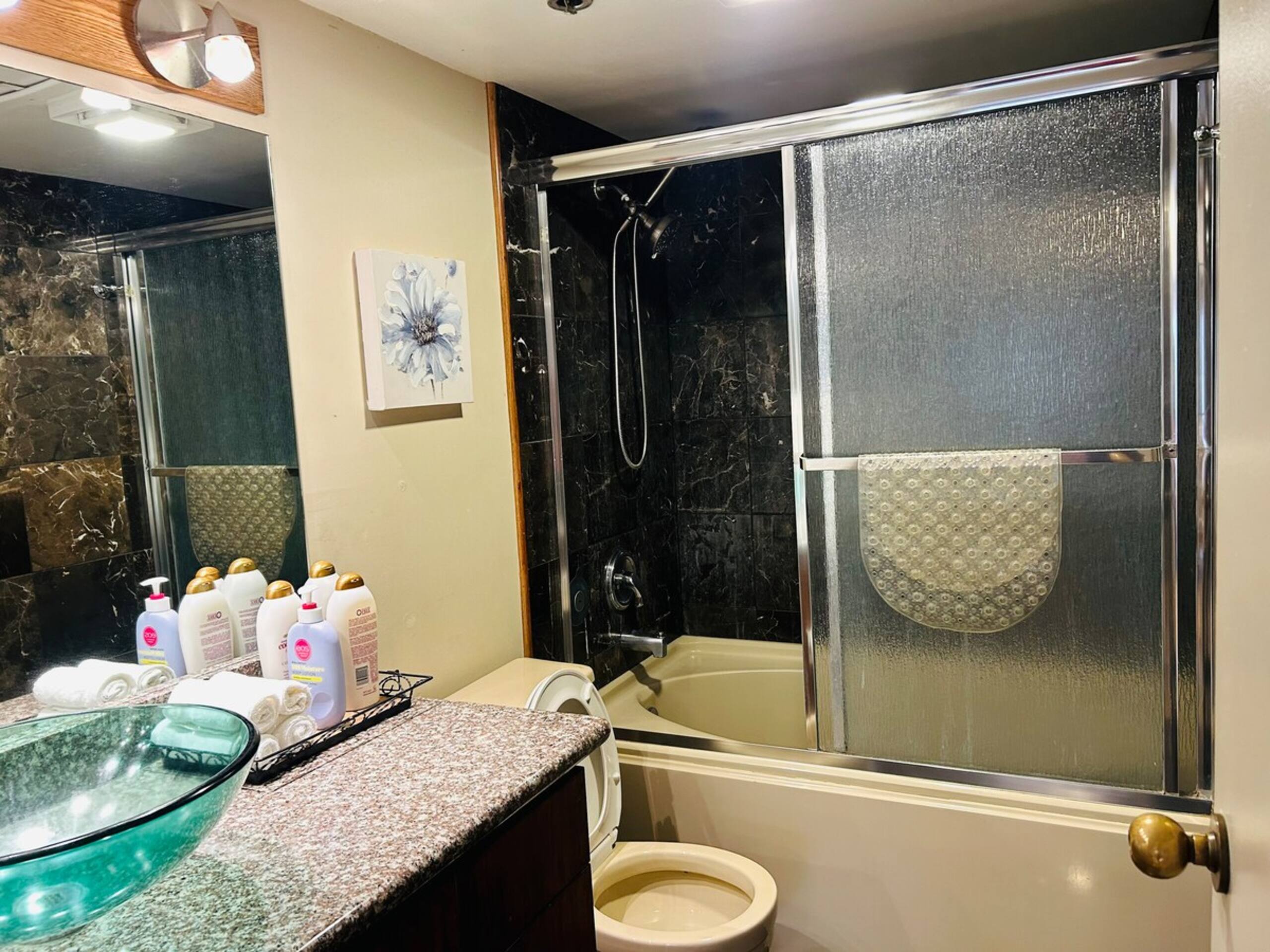 Spacious Hotel/Apartment in Downtown with Parking - Photo 7