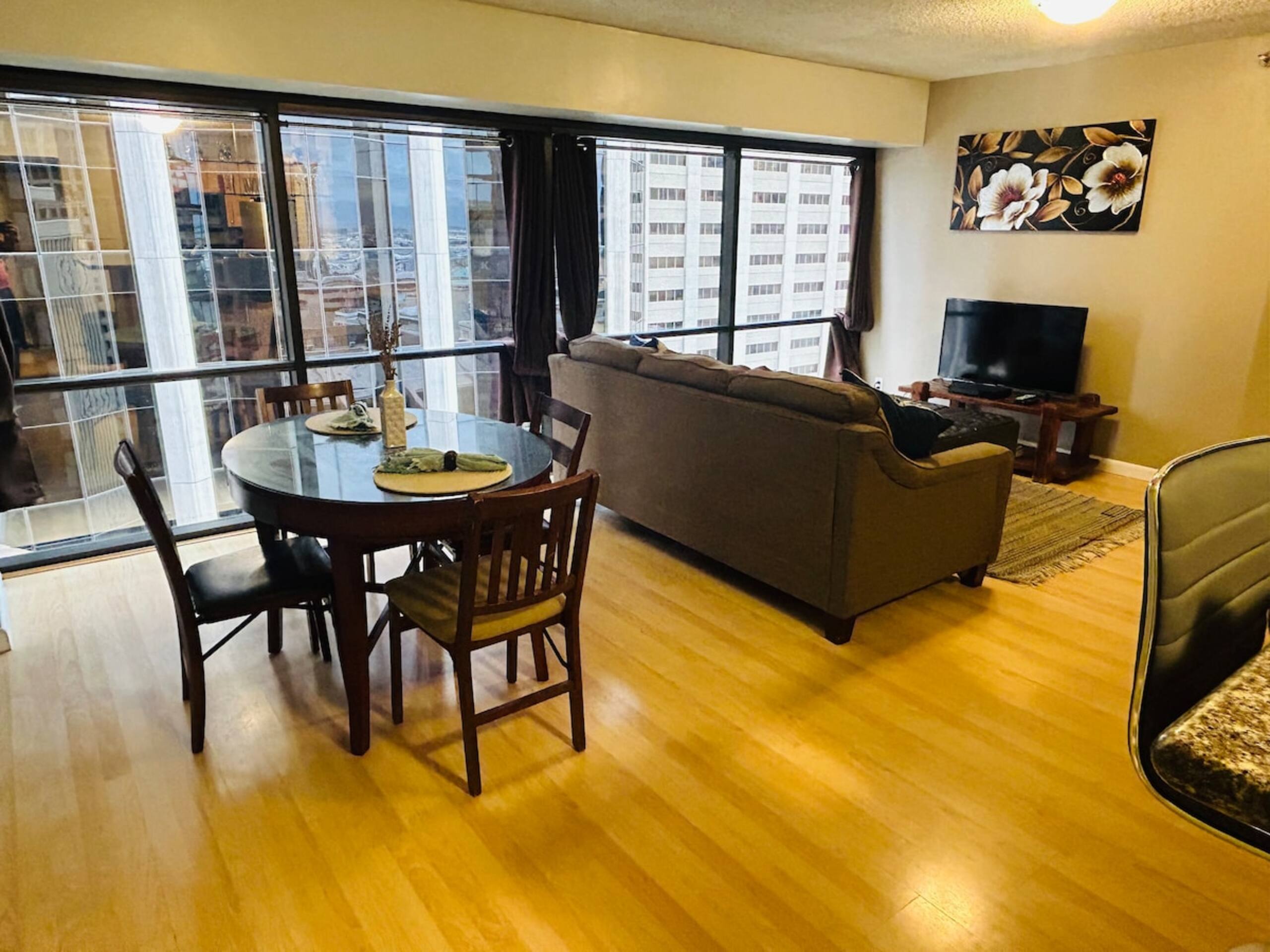 Spacious Hotel/Apartment in Downtown with Parking - Photo 3
