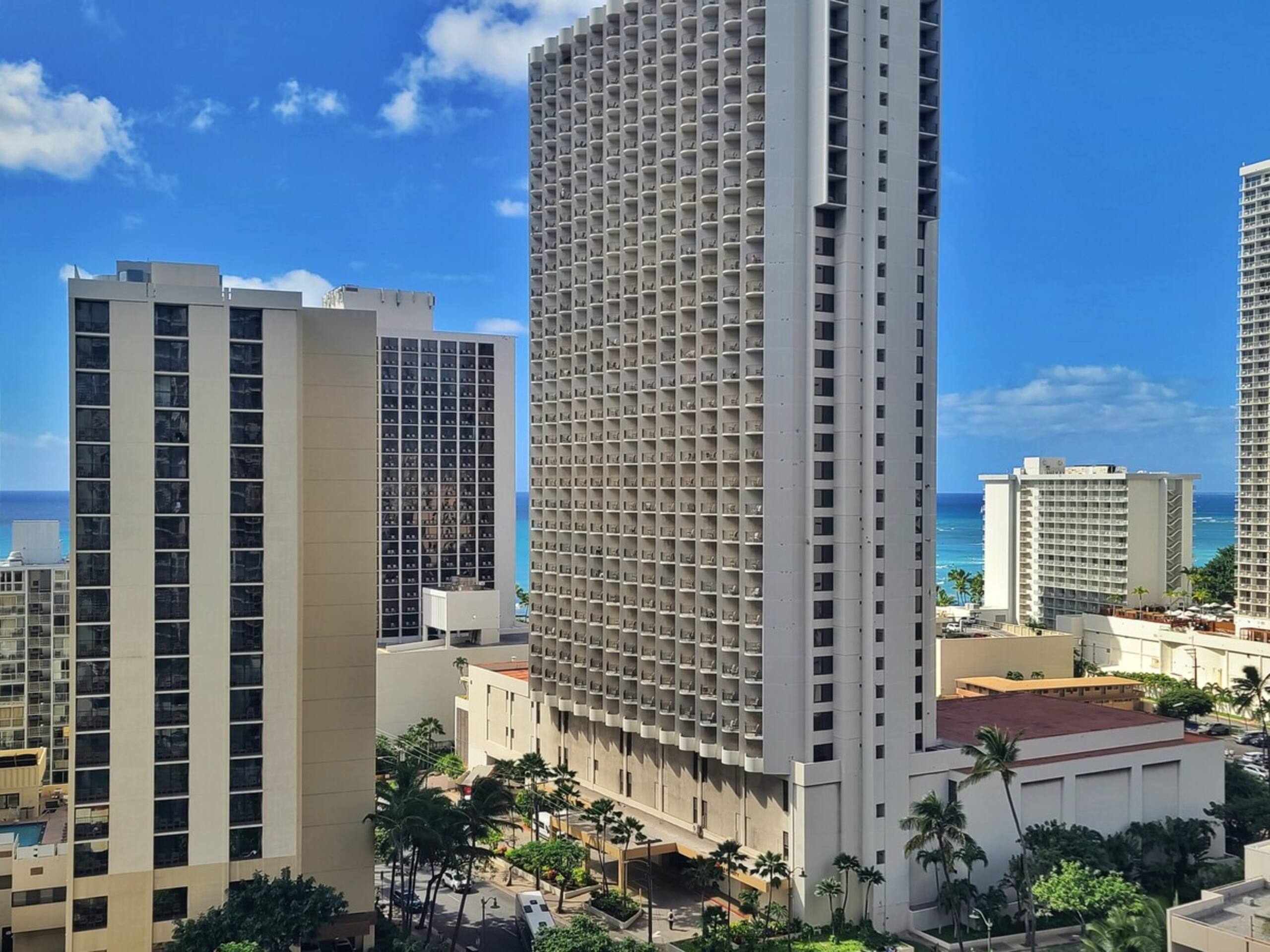 Waikiki Oceanview Condo Pool/Gym/Parking -Sleeps 6 - Photo 22