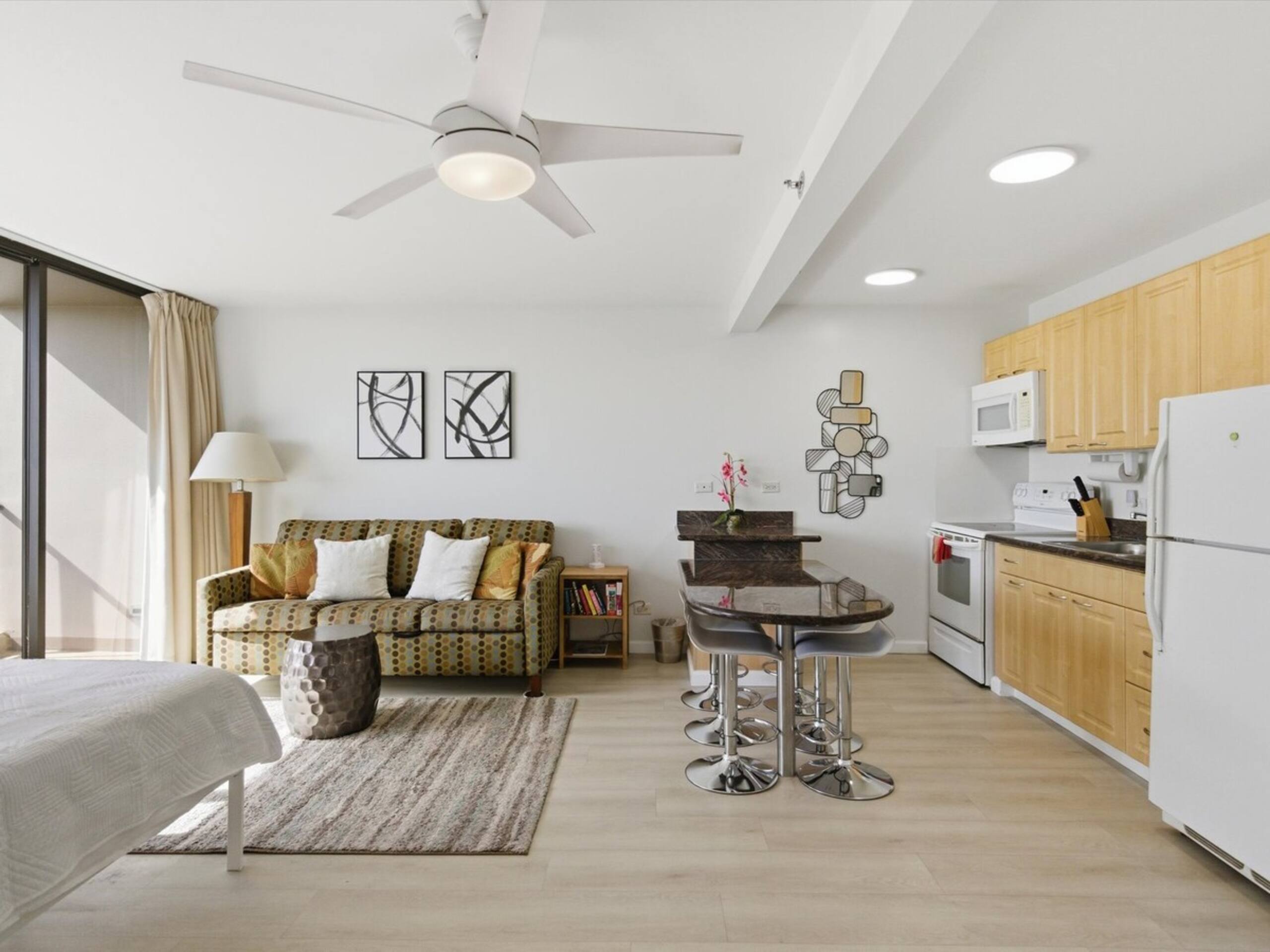 Waikiki Oceanview Condo Pool/Gym/Parking -Sleeps 6 - Photo 9