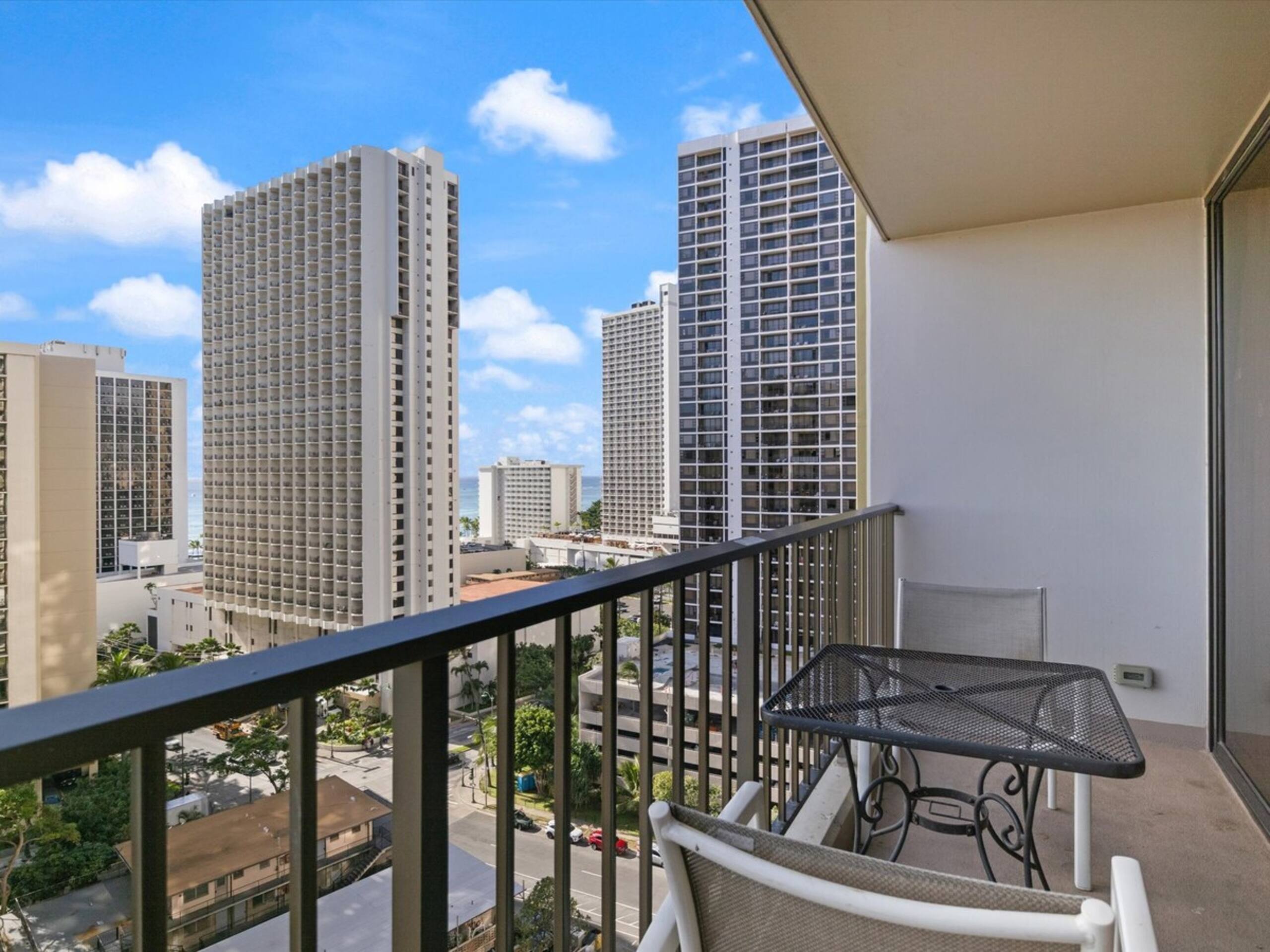 Waikiki Oceanview Condo Pool/Gym/Parking -Sleeps 6 - Photo 25