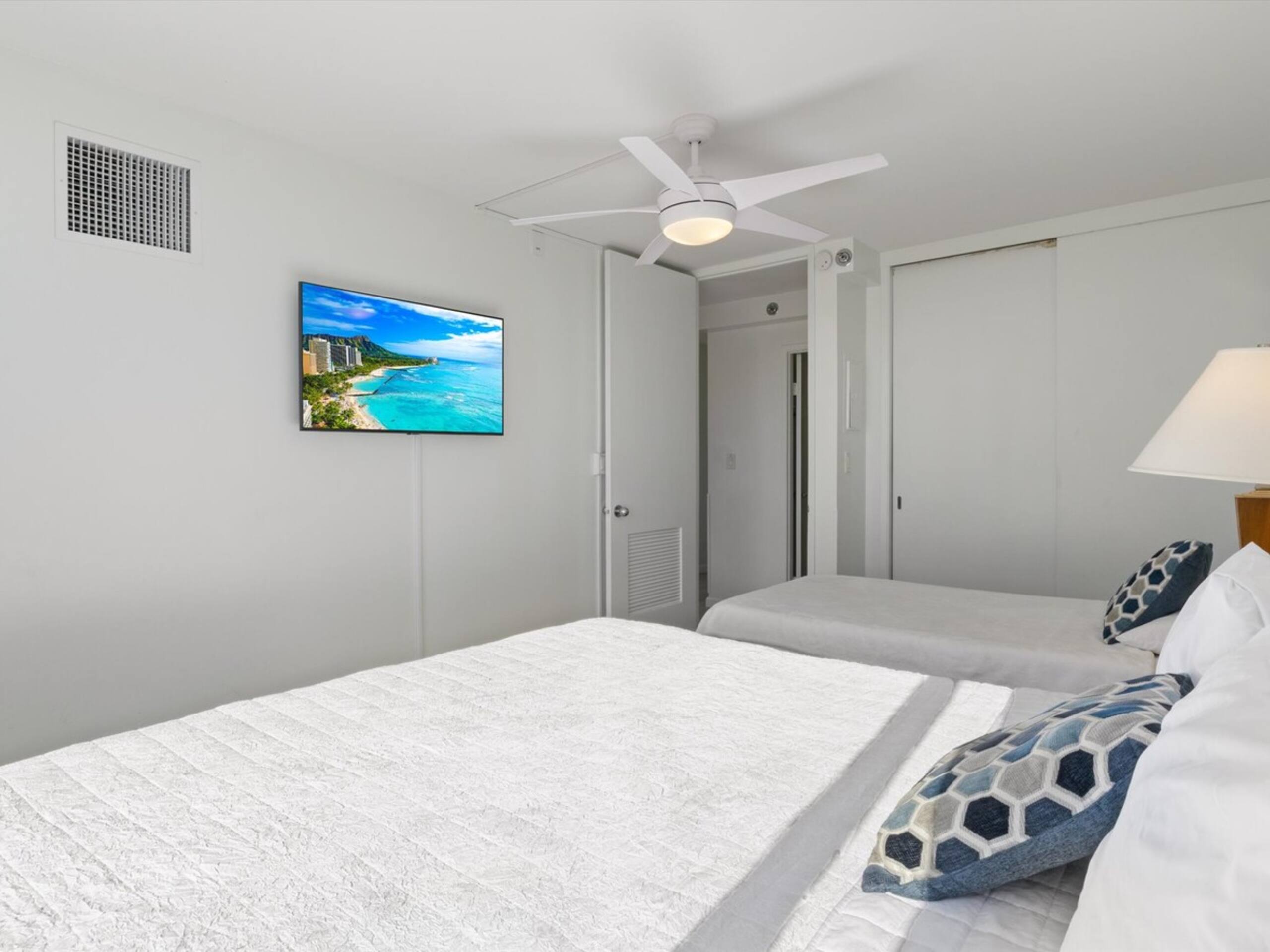 Waikiki Oceanview Condo Pool/Gym/Parking -Sleeps 6 - Photo 8