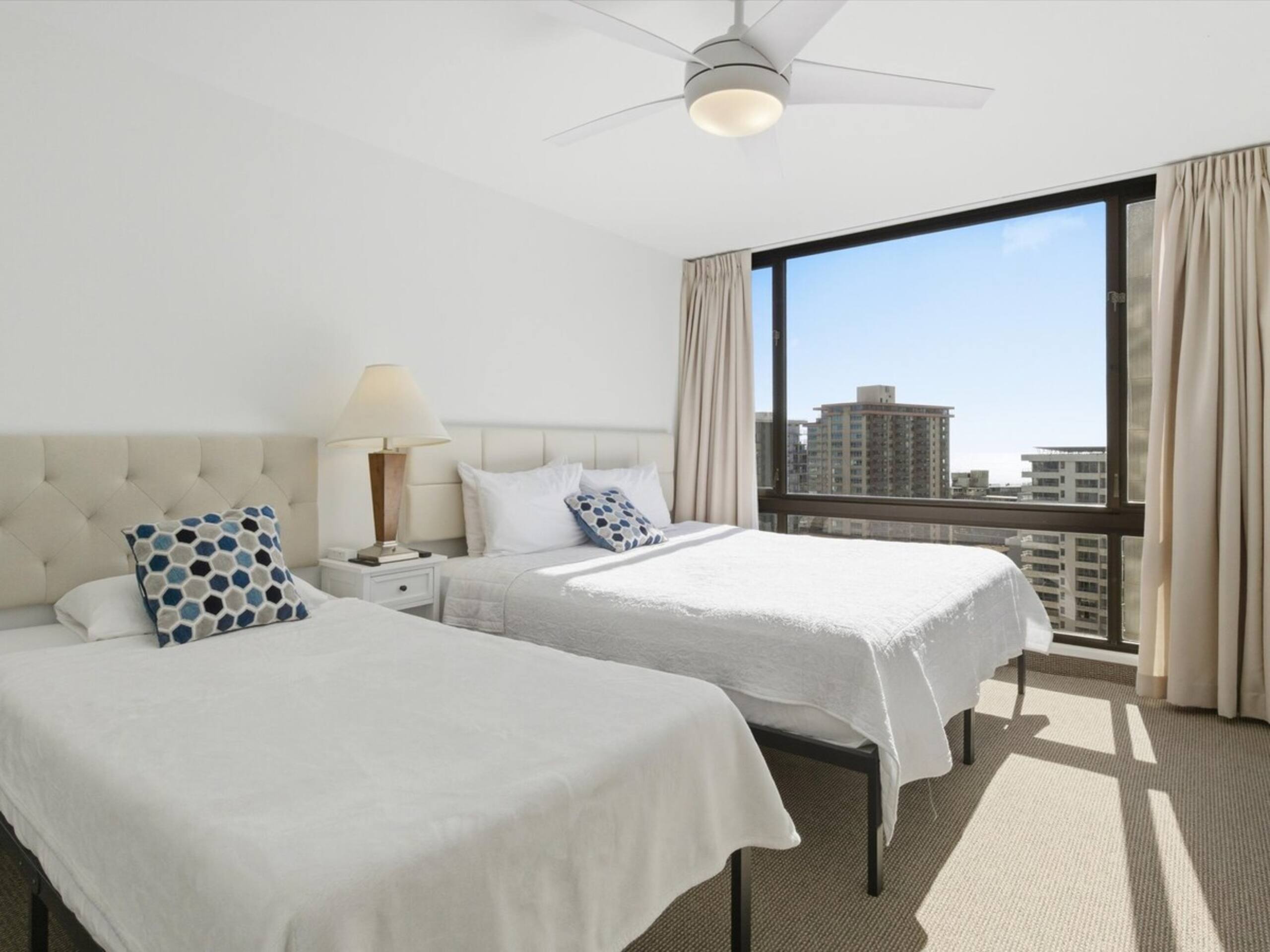 Waikiki Oceanview Condo Pool/Gym/Parking -Sleeps 6 - Photo 15