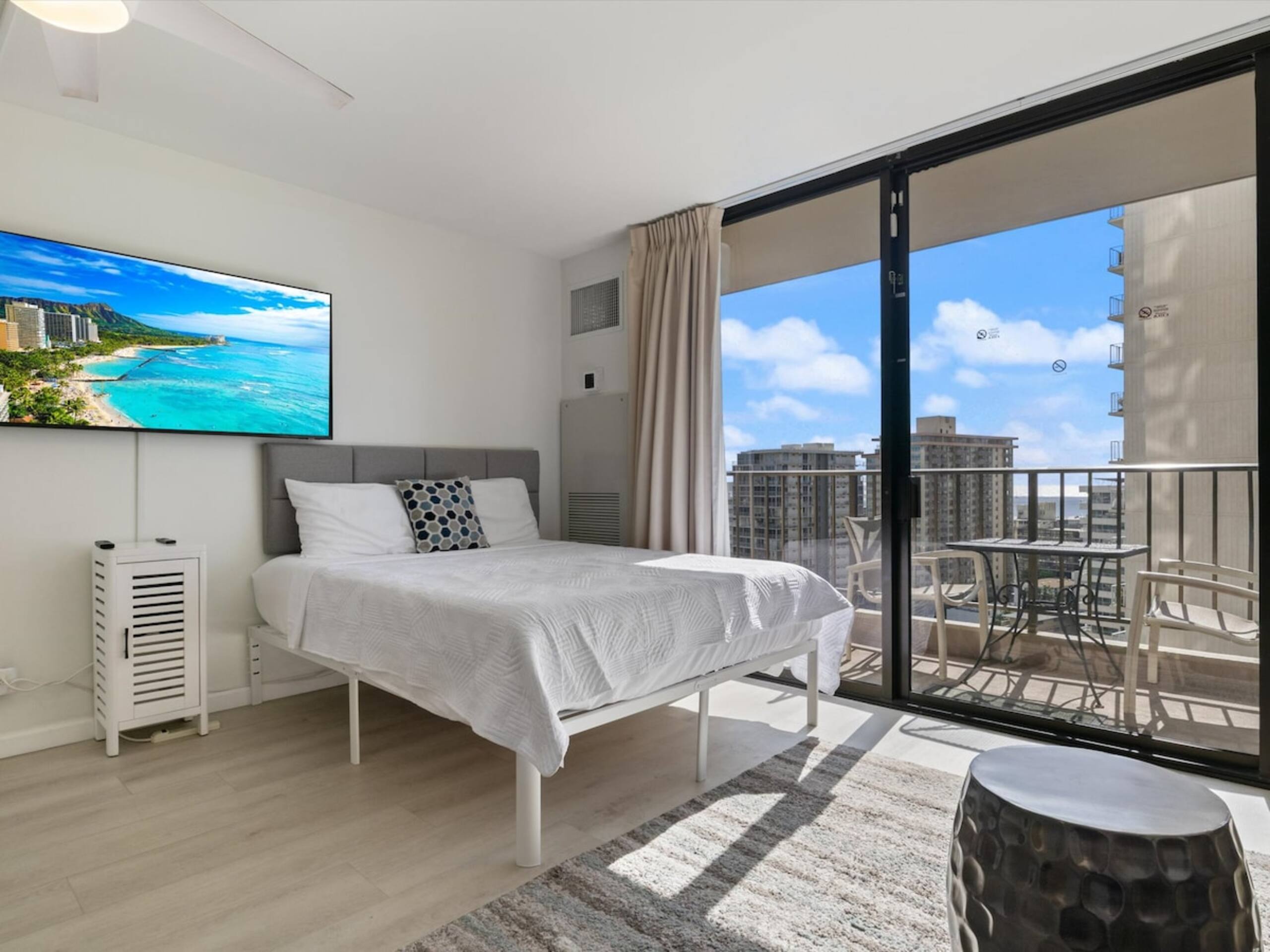 Waikiki Oceanview Condo Pool/Gym/Parking -Sleeps 6 - Photo 6