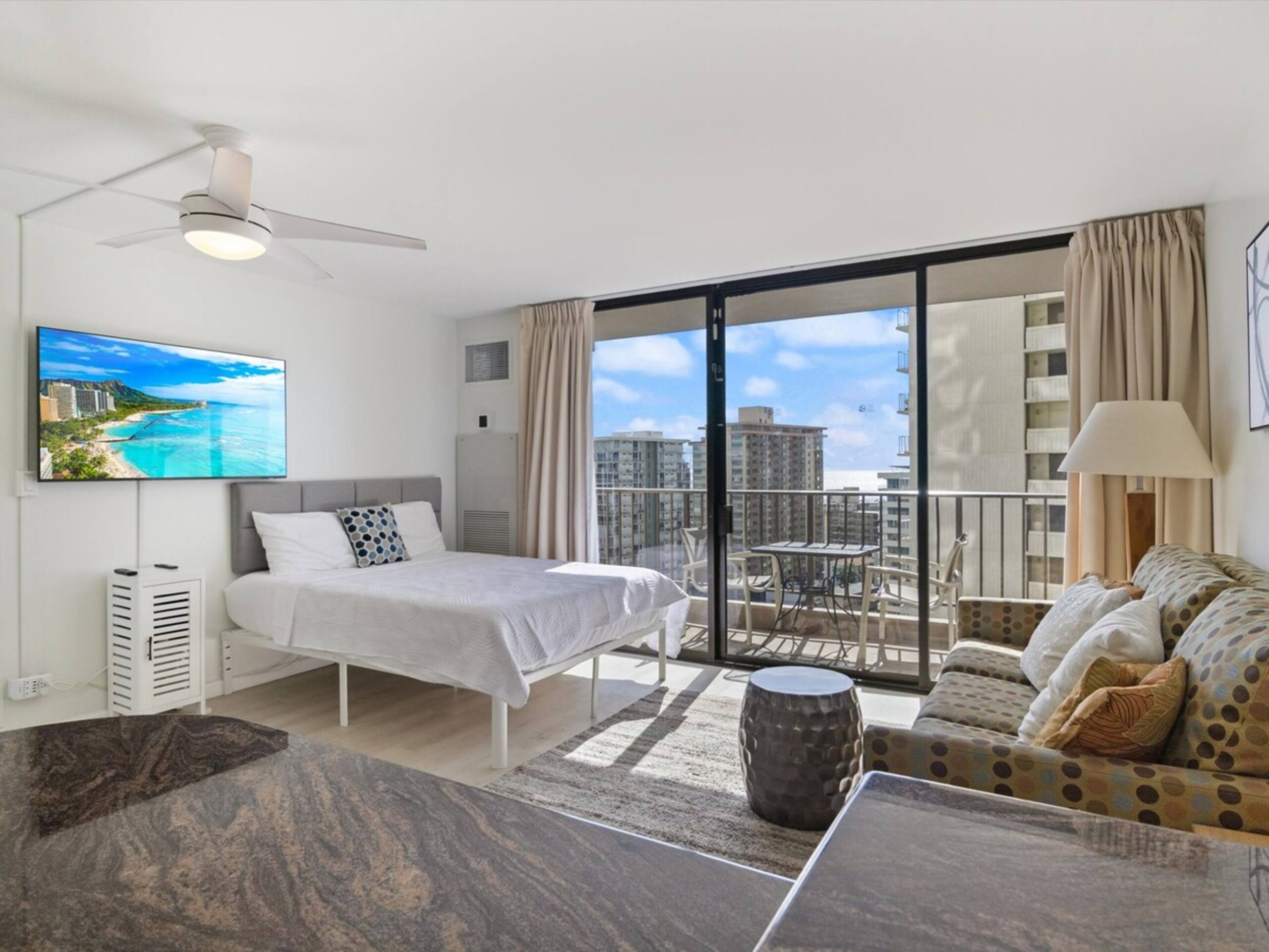 Waikiki Oceanview Condo Pool/Gym/Parking -Sleeps 6 - Photo 12