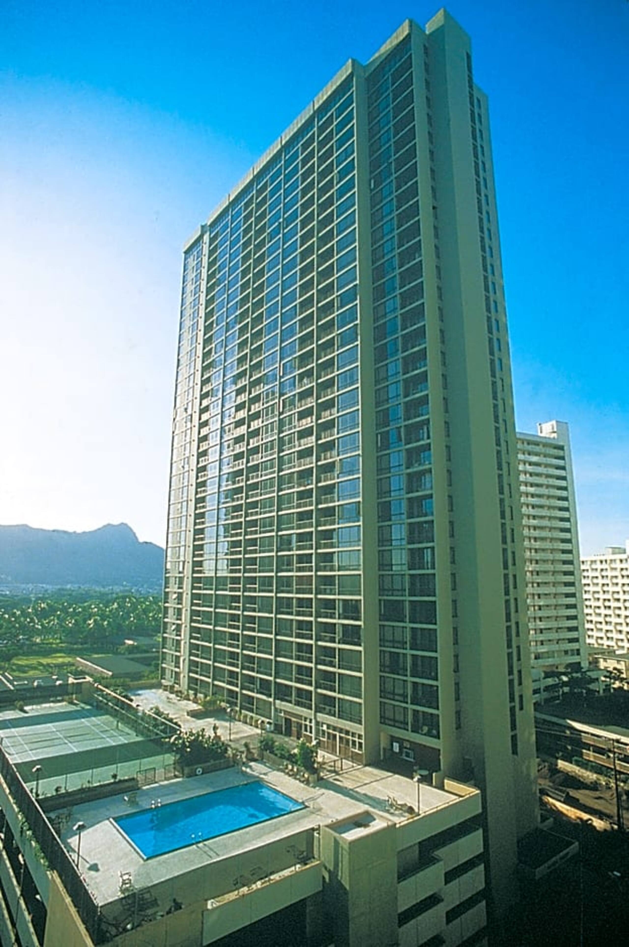Waikiki Oceanview Condo Pool/Gym/Parking -Sleeps 6 - Photo 32