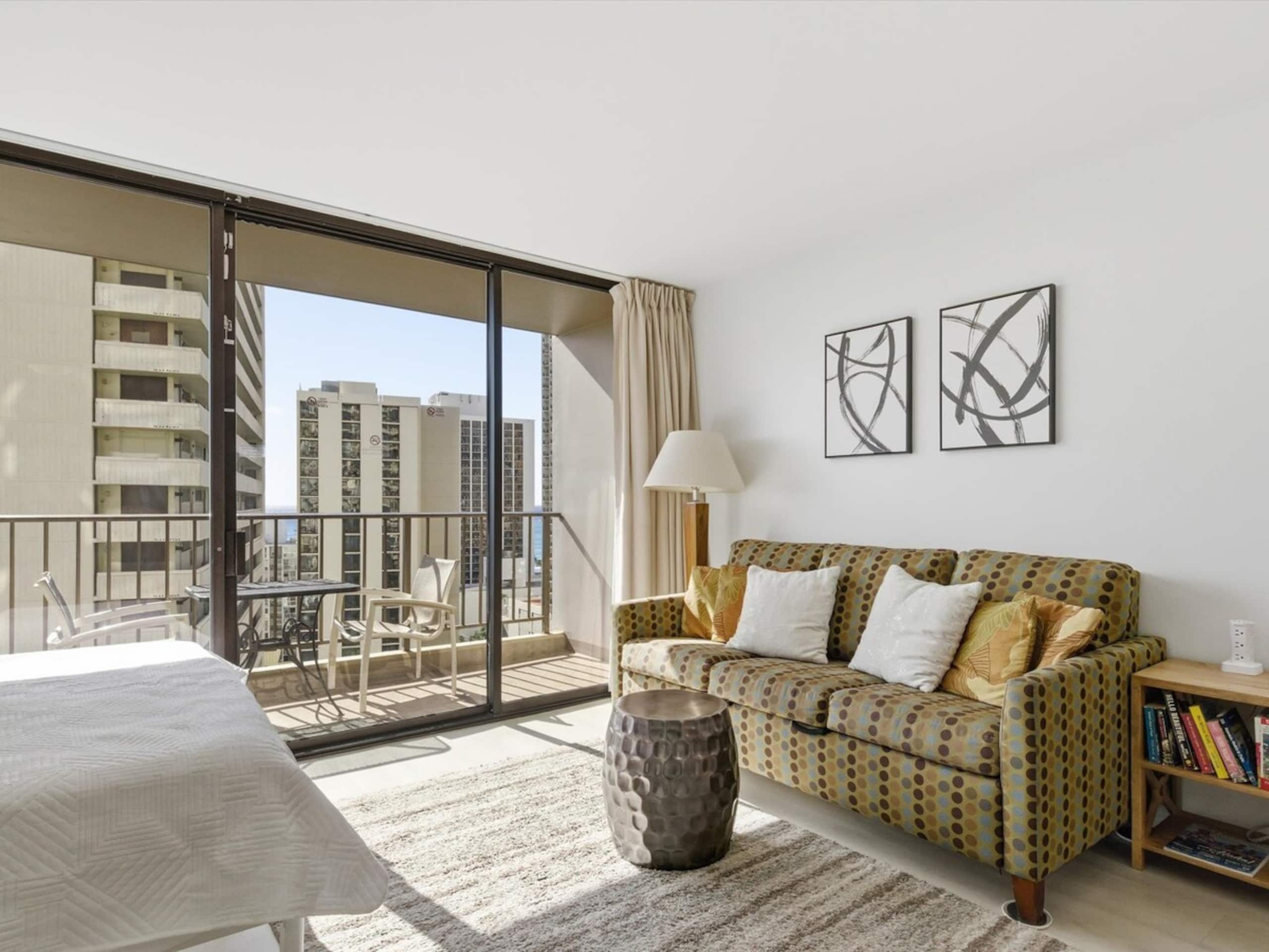 Waikiki Oceanview Condo Pool/Gym/Parking -Sleeps 6 - Photo 11
