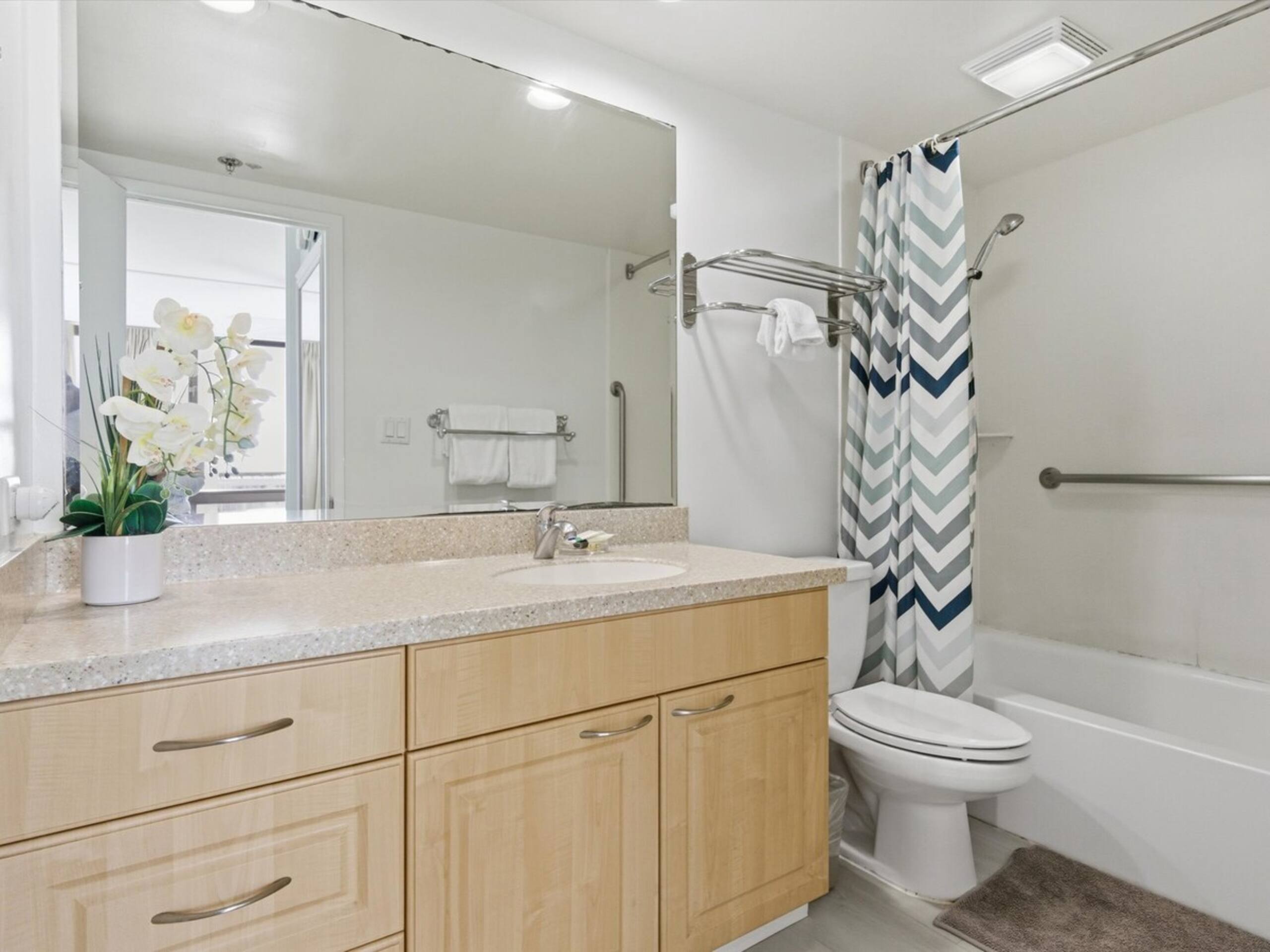Waikiki Oceanview Condo Pool/Gym/Parking -Sleeps 6 - Photo 7