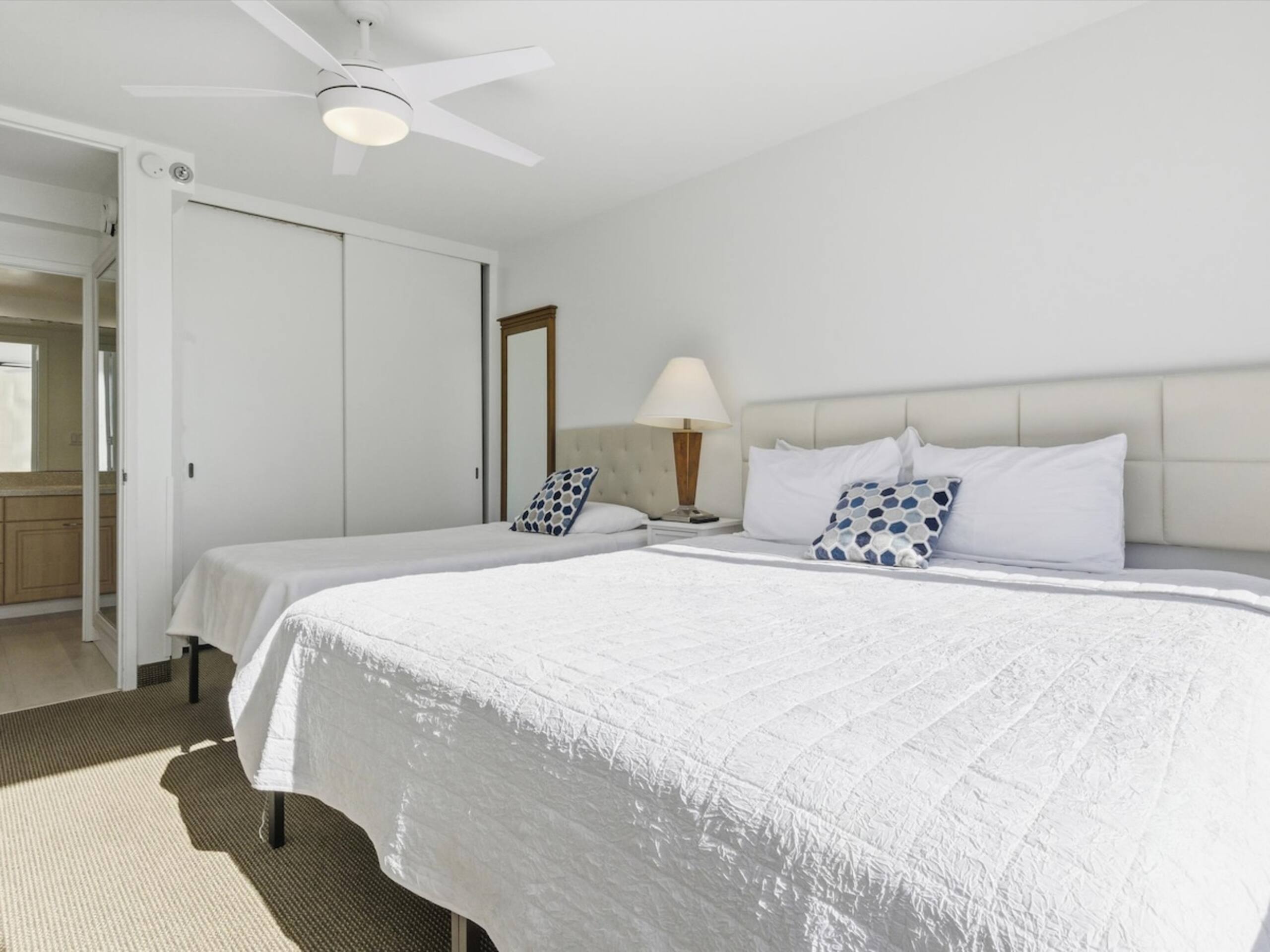 Waikiki Oceanview Condo Pool/Gym/Parking -Sleeps 6 - Photo 16