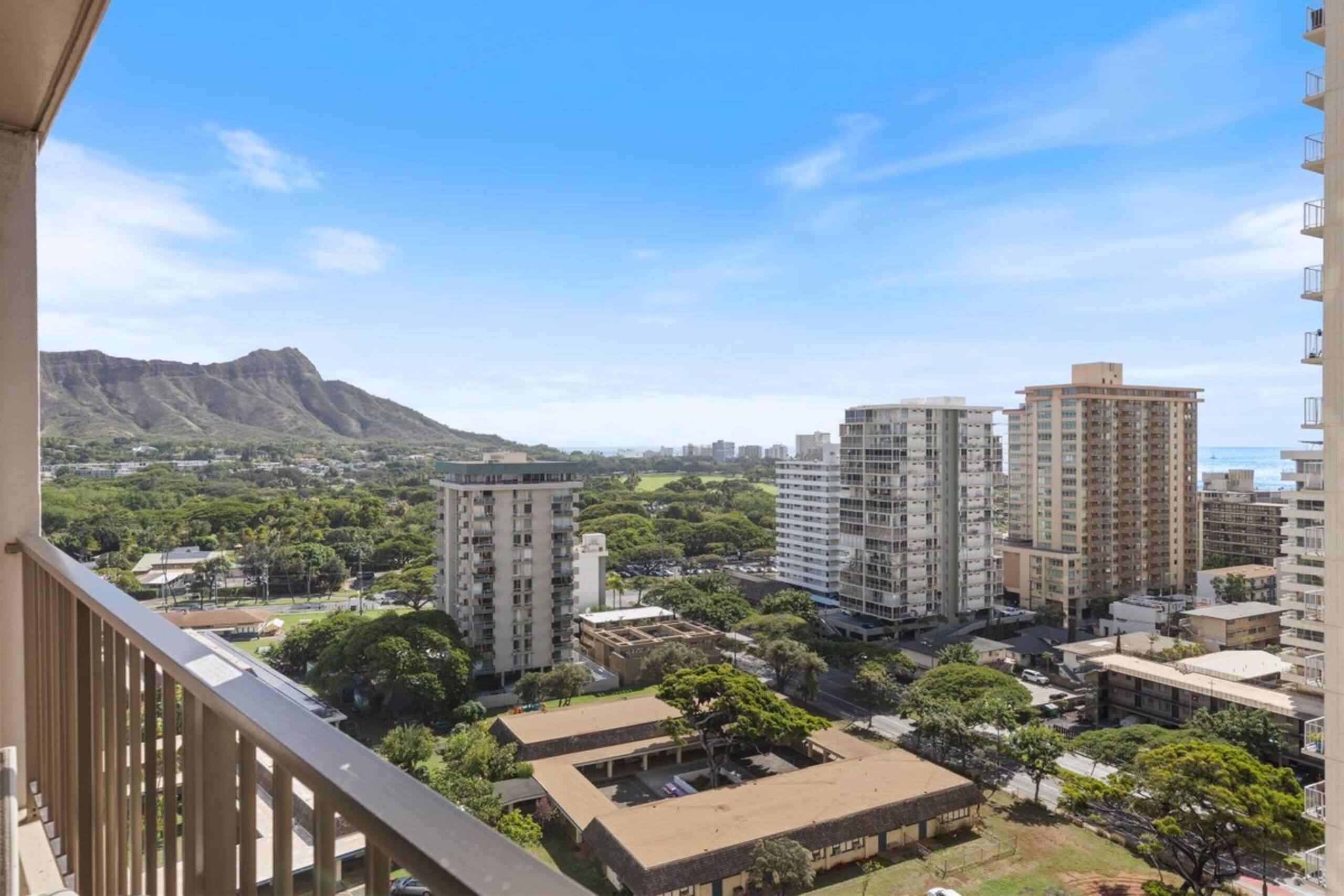 Waikiki Oceanview Condo Pool/Gym/Parking -Sleeps 6 - Photo 2