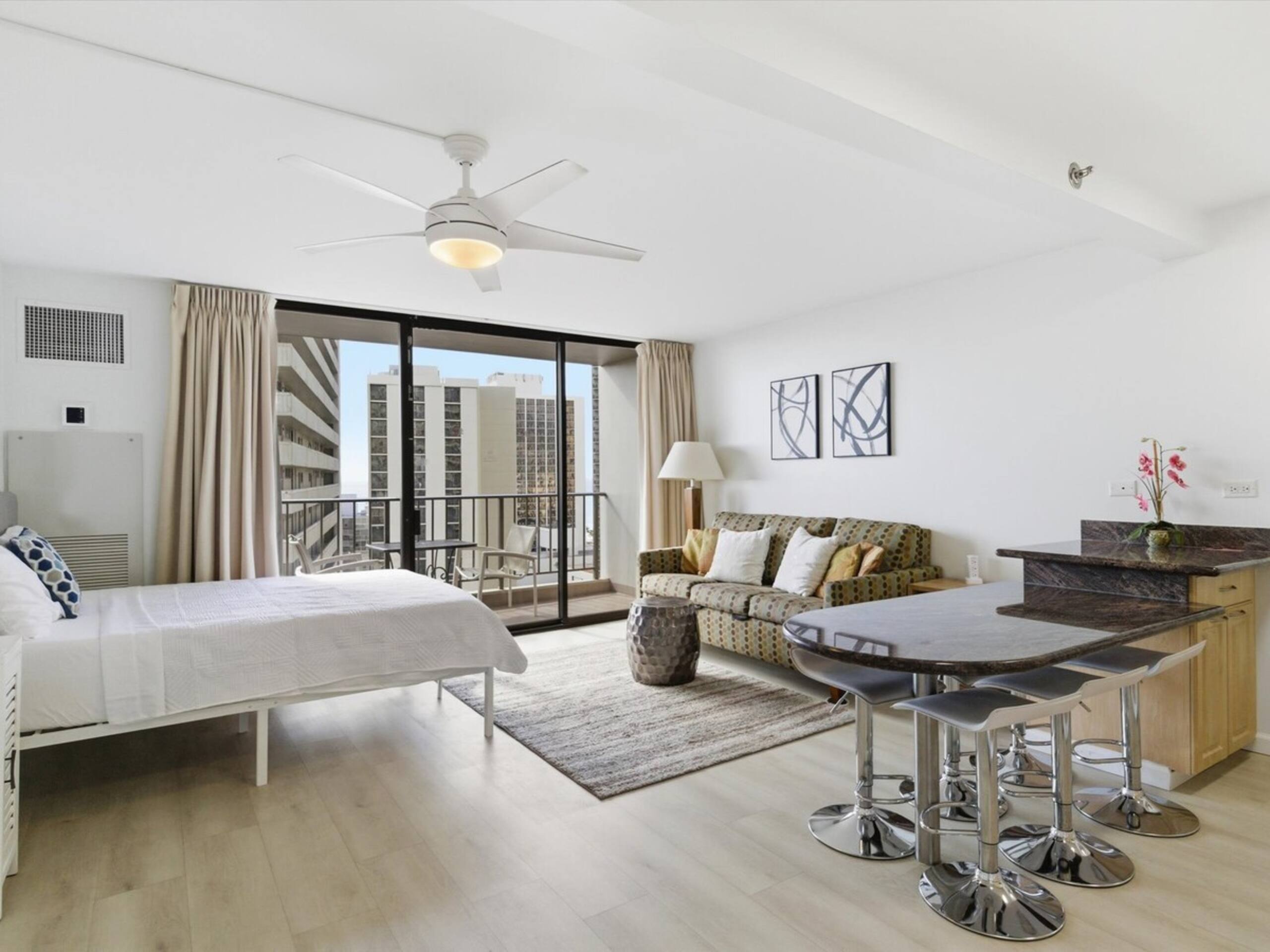 Waikiki Oceanview Condo Pool/Gym/Parking -Sleeps 6 - Photo 5