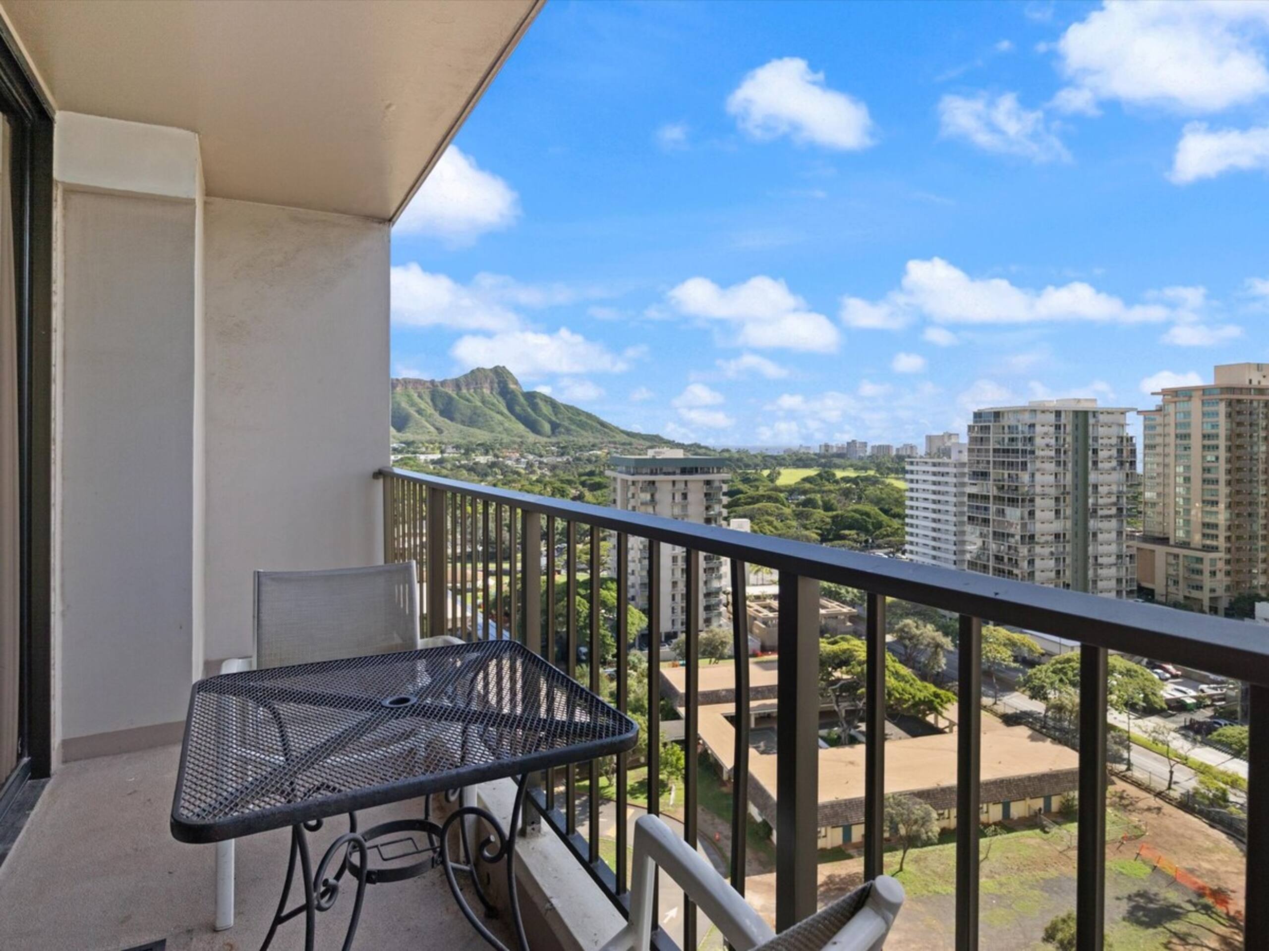 Waikiki Oceanview Condo Pool/Gym/Parking -Sleeps 6 - Photo 21
