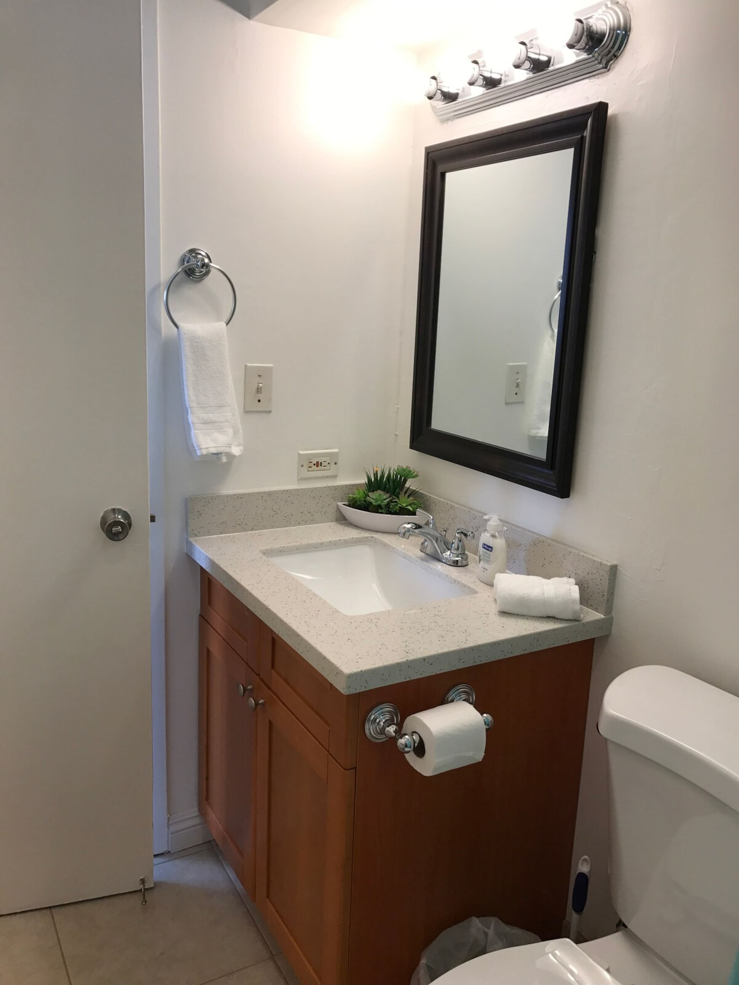 Lovely & Clean Unit | Minutes to Waikiki Beach - Photo 8