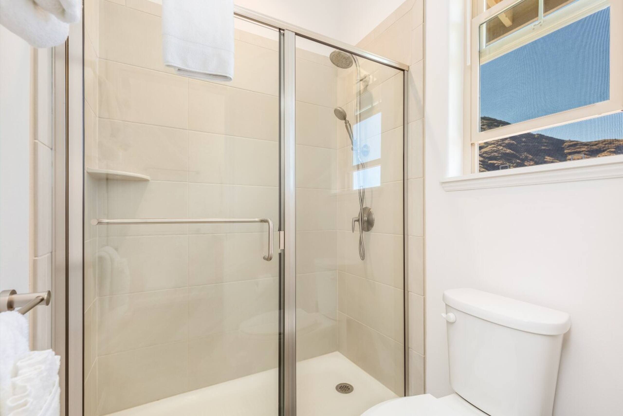 4BR, Near Beach, Pool/Spa, Gym, Free Parking, BBQ - Photo 16